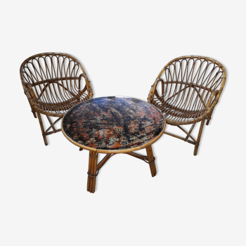 Pair of rattan armchairs and table