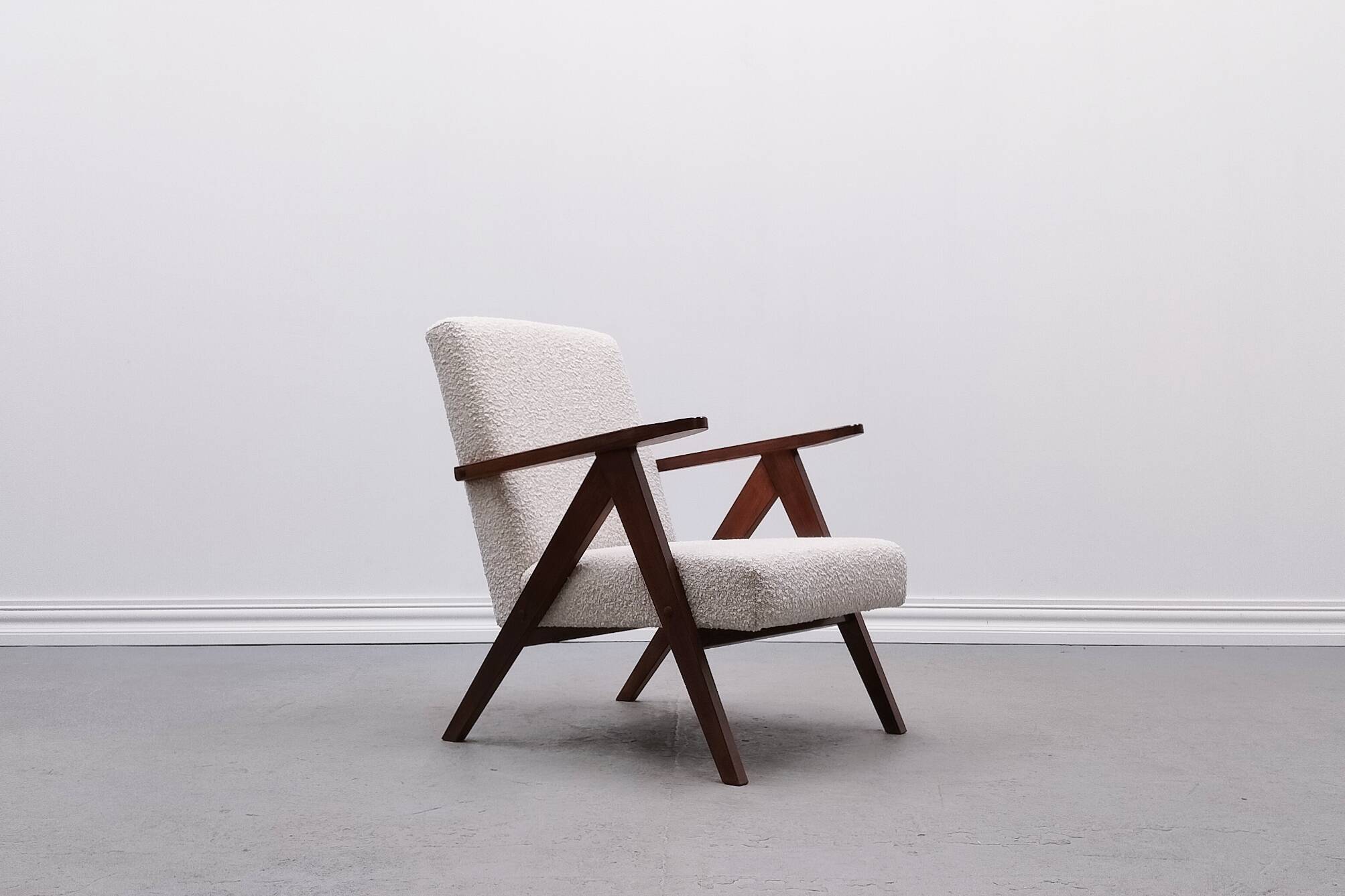 Mid Century Easy Chair Model B - 310 Var in Ivory Buckle