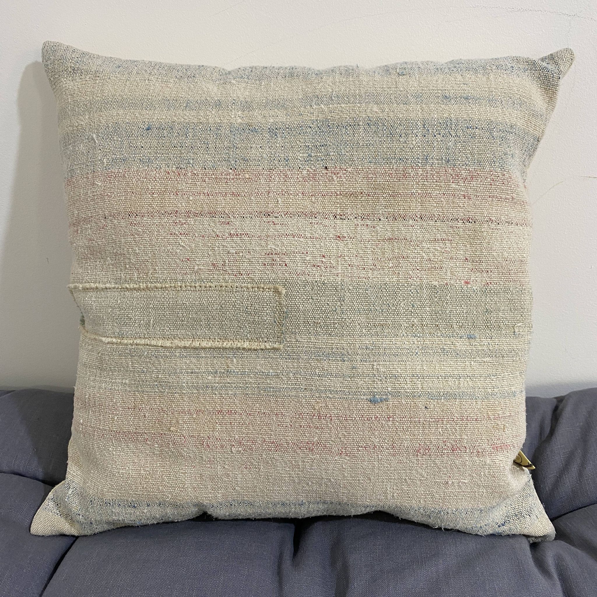 Coussin artisanal en toile ancienne style Kilim