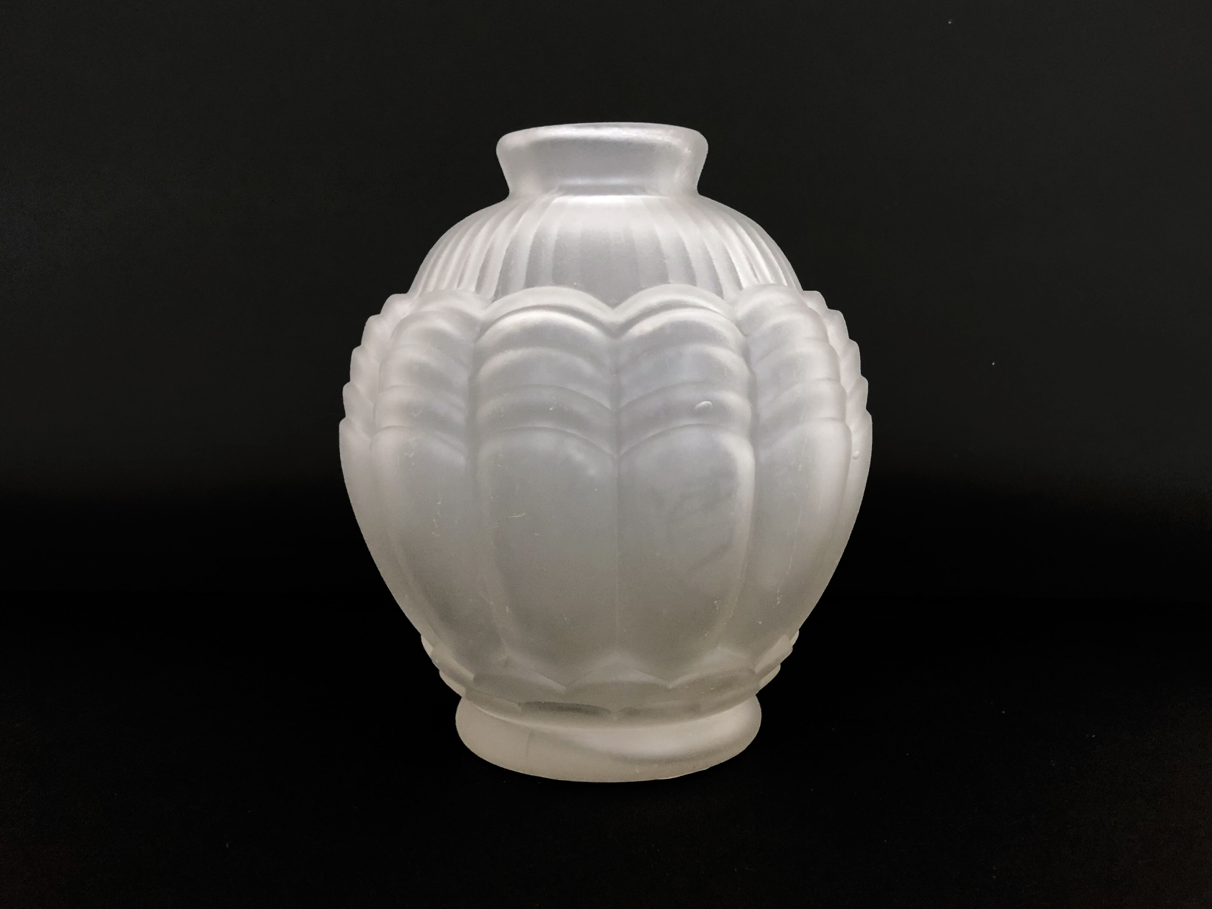 Art Deco vase in frosted glass. Art Deco era. Made in France