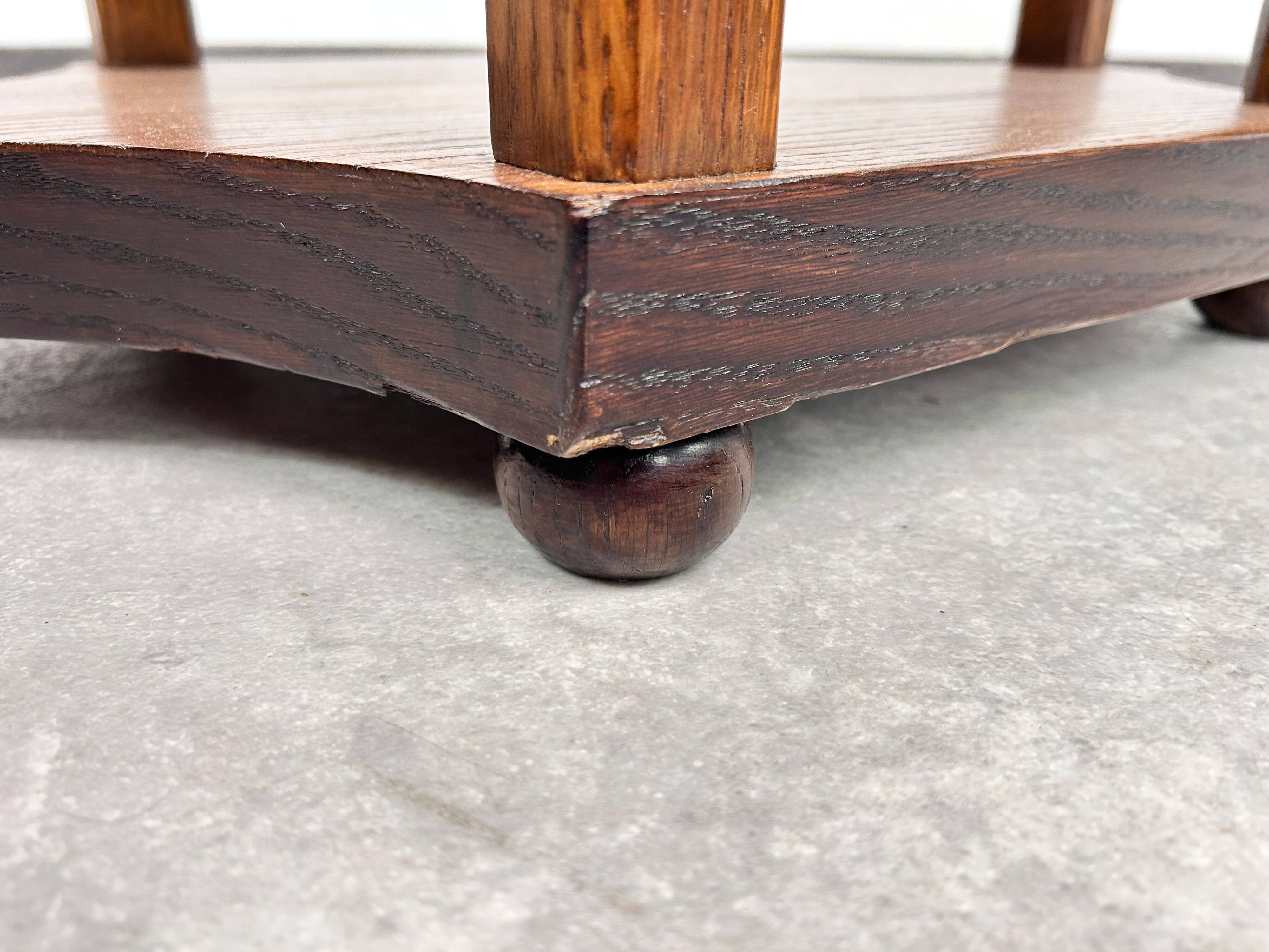 Table d'appoint ovale à six pieds dans le style de la sécession viennoise