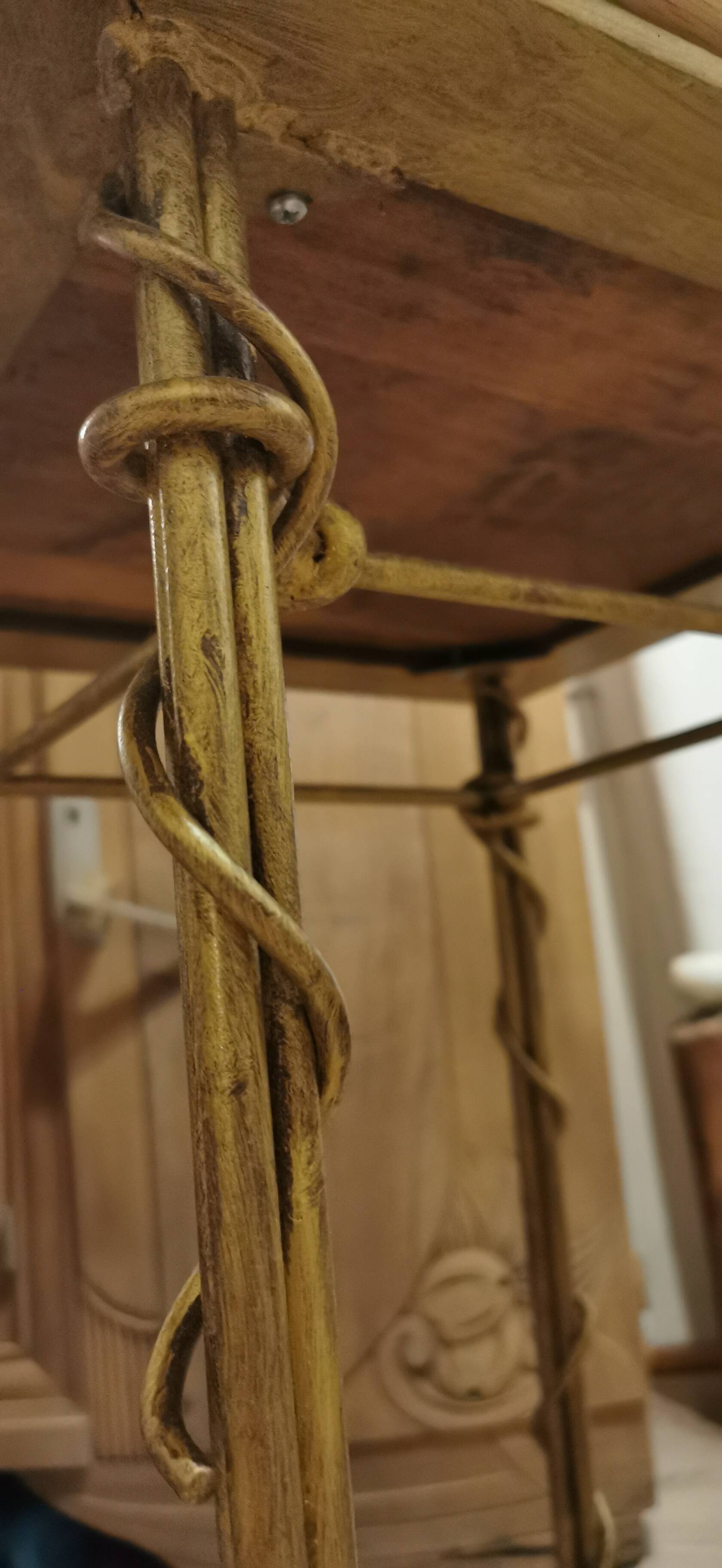 Wrought iron side table with ivy imitation