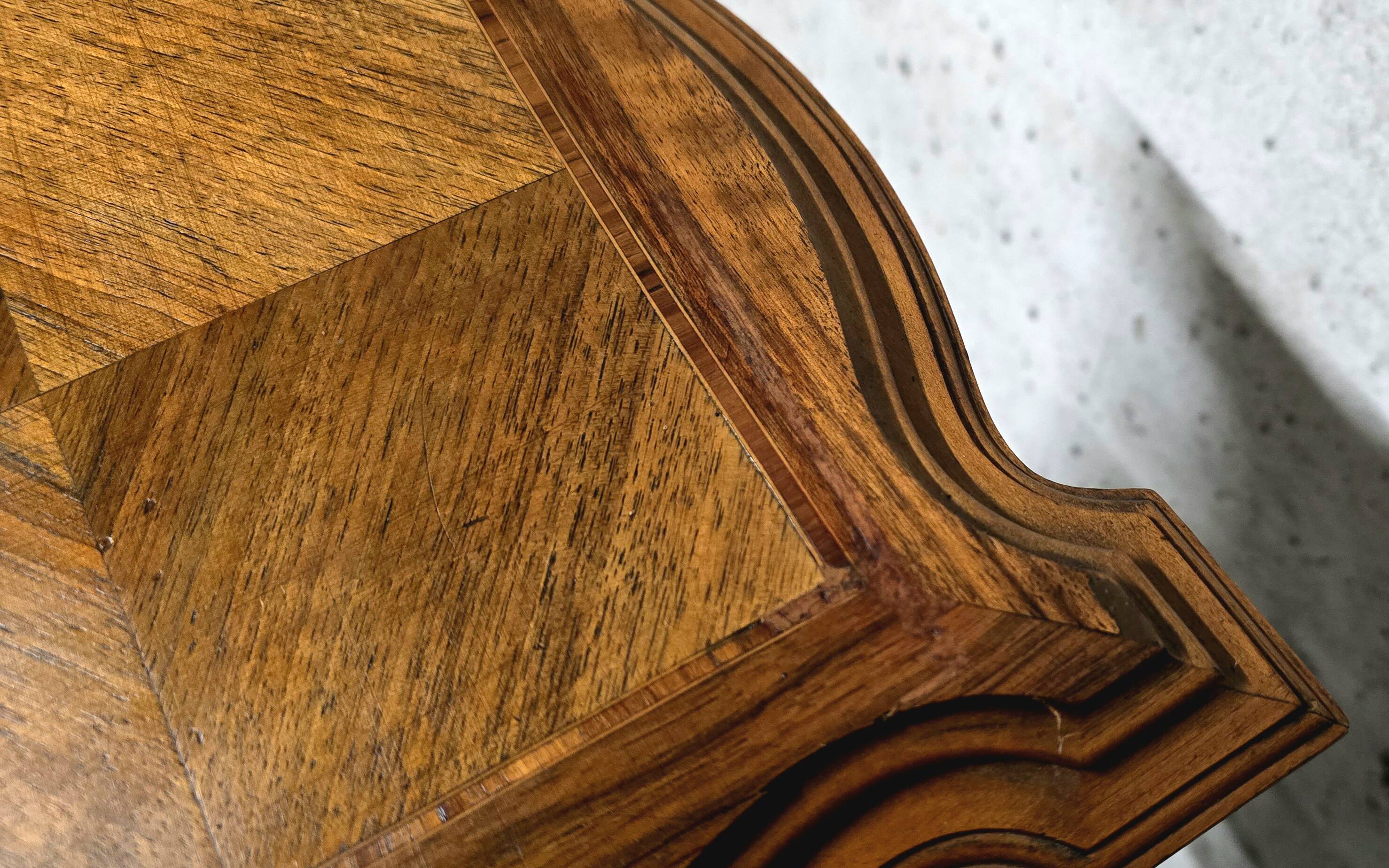 Art Nouveau High Walnut Stand - Jugendstil
