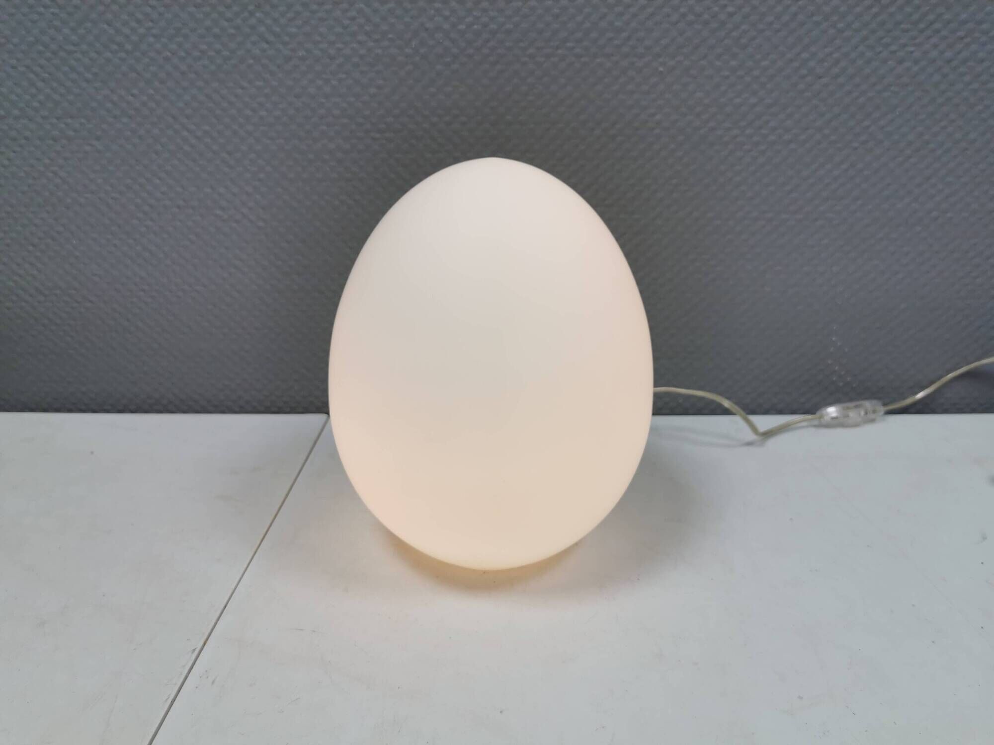 Lampe de table en forme d'oeuf du fabricant français SCE, années 1980.
