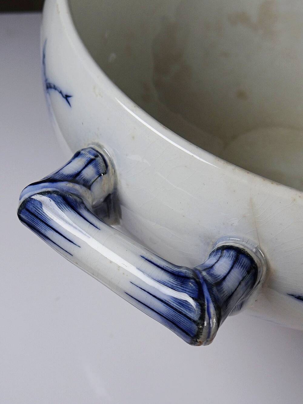 Fine earthenware soup tureen Sarreguemines model Carmen, blue decoration 19th-20th century.