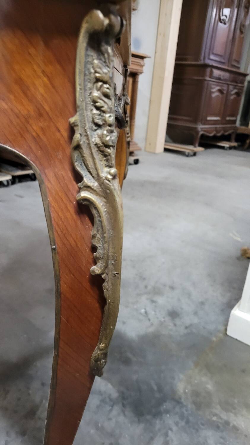 Louis XV bonheur du jour in rosewood marquetry decorated with bronze.