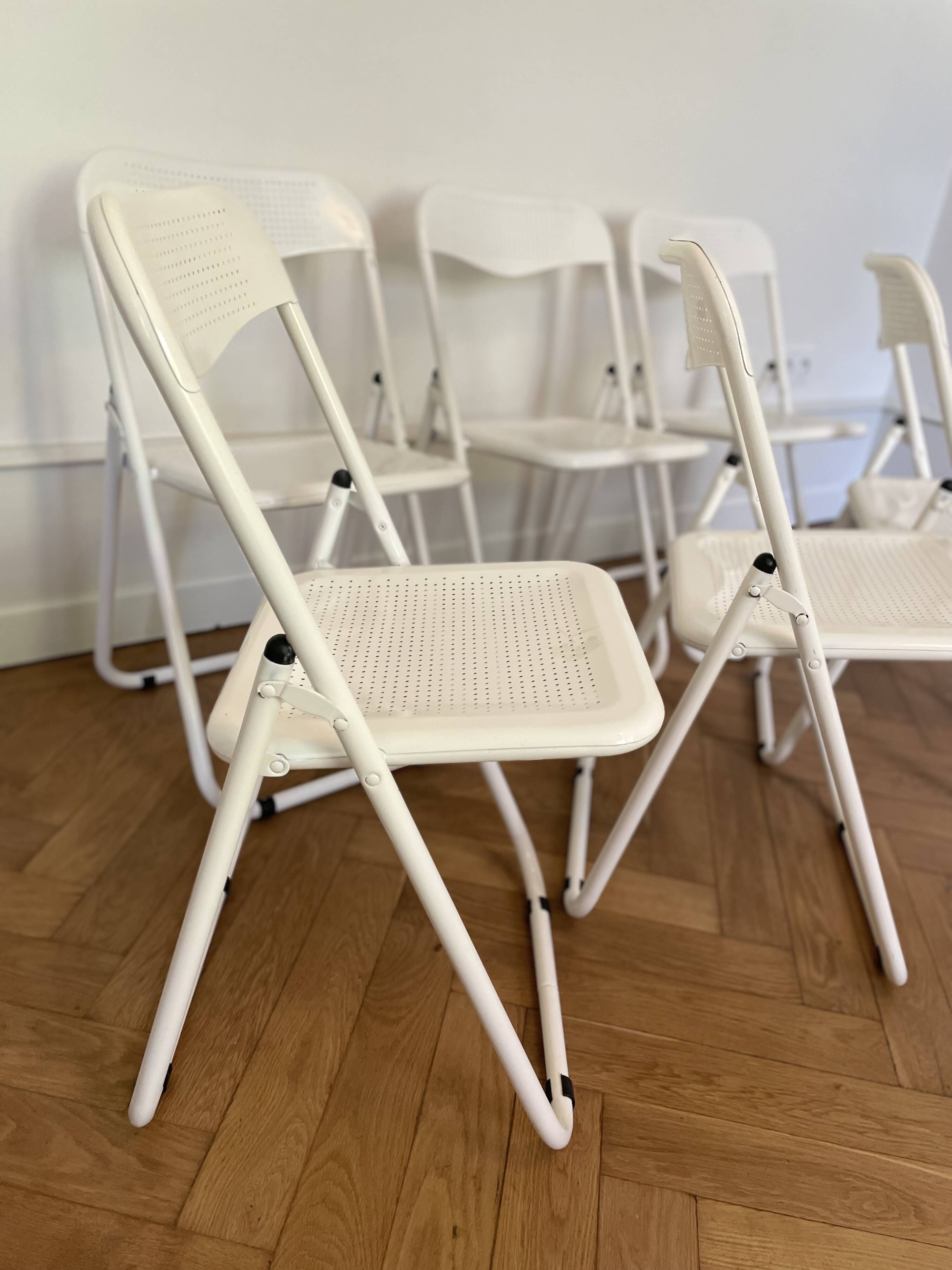 chaises pliantes en métal perforée, design vintage annees 1970