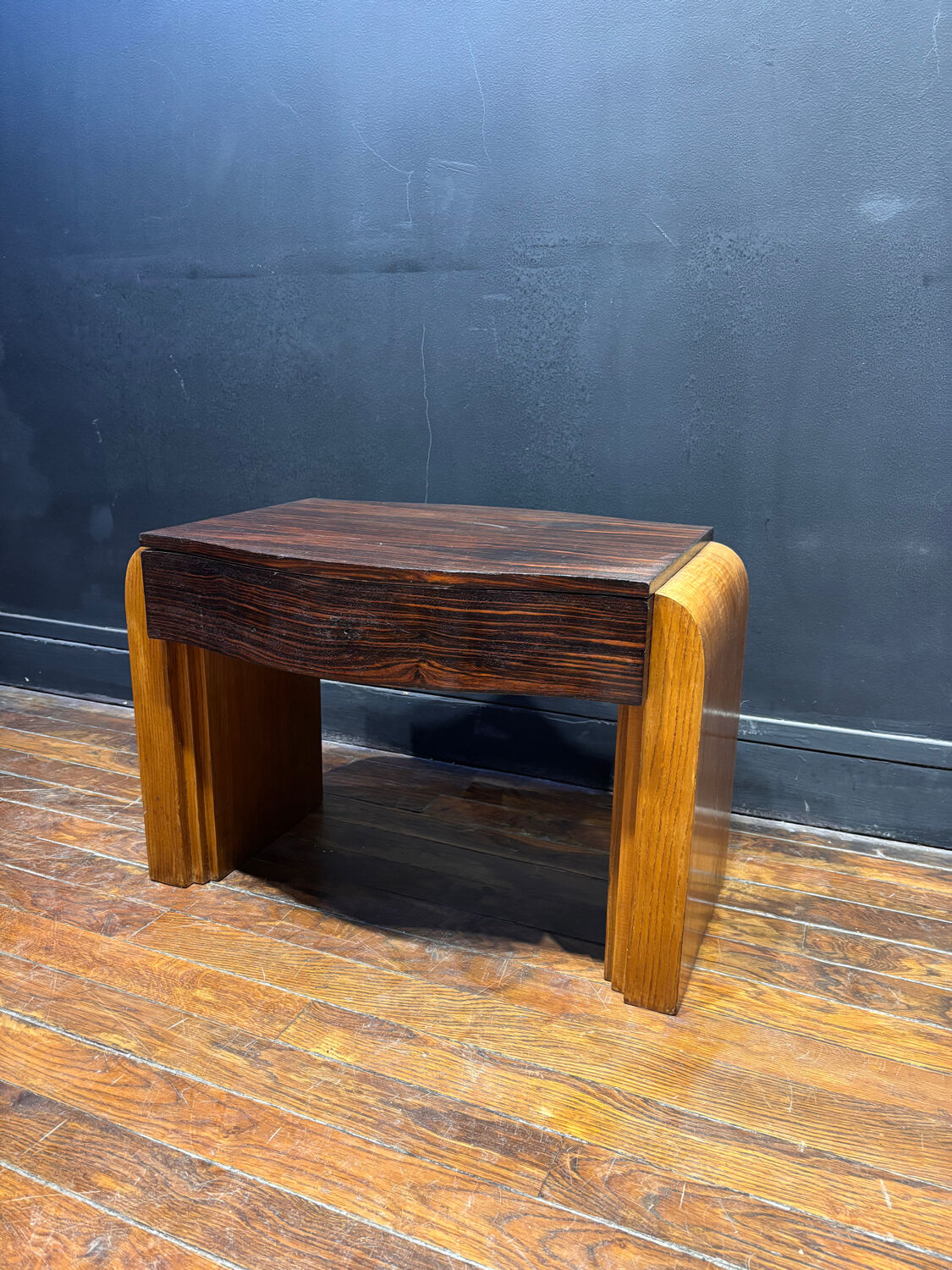 Solid wood side table – Vintage charm and timeless elegance