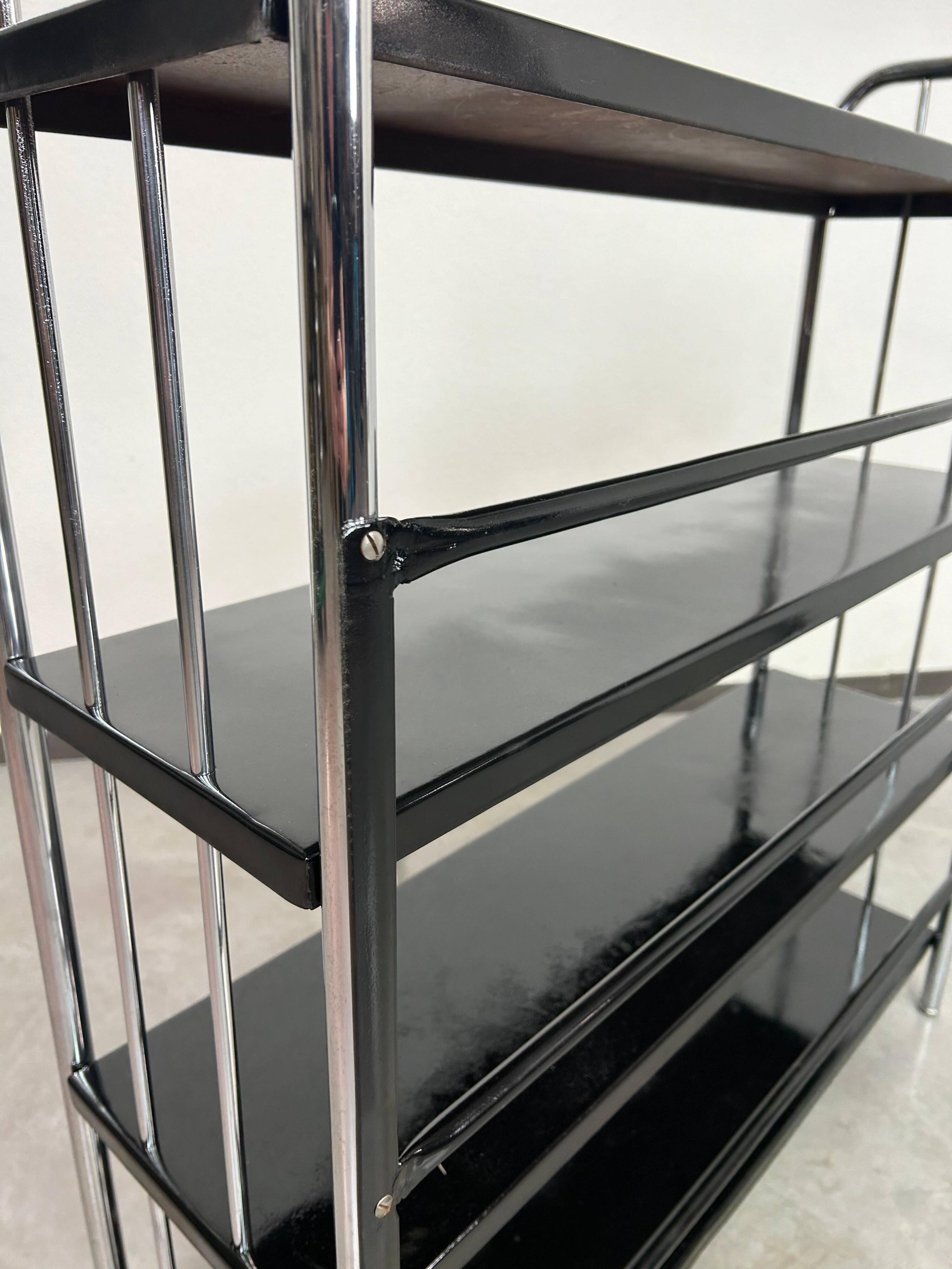 Étagère Bauhaus en acier tubulaire