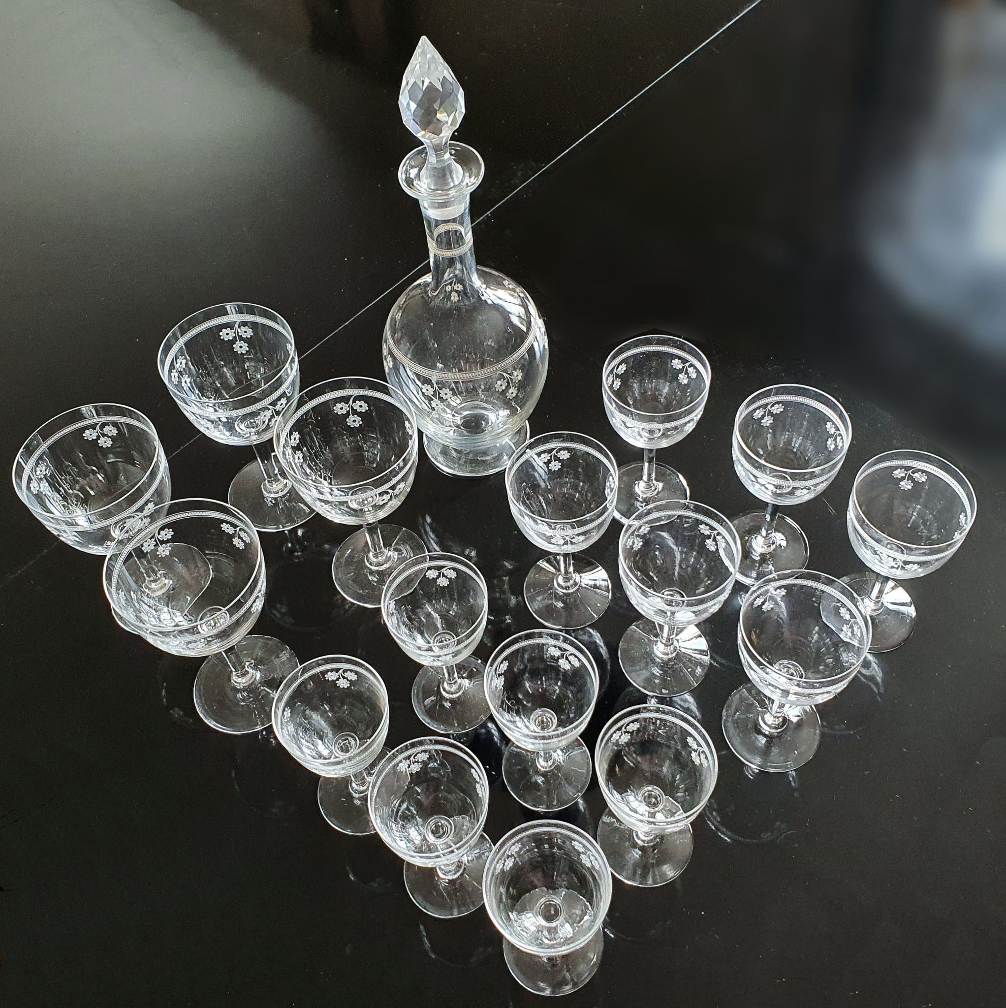 Verres et carafe en verre gravé