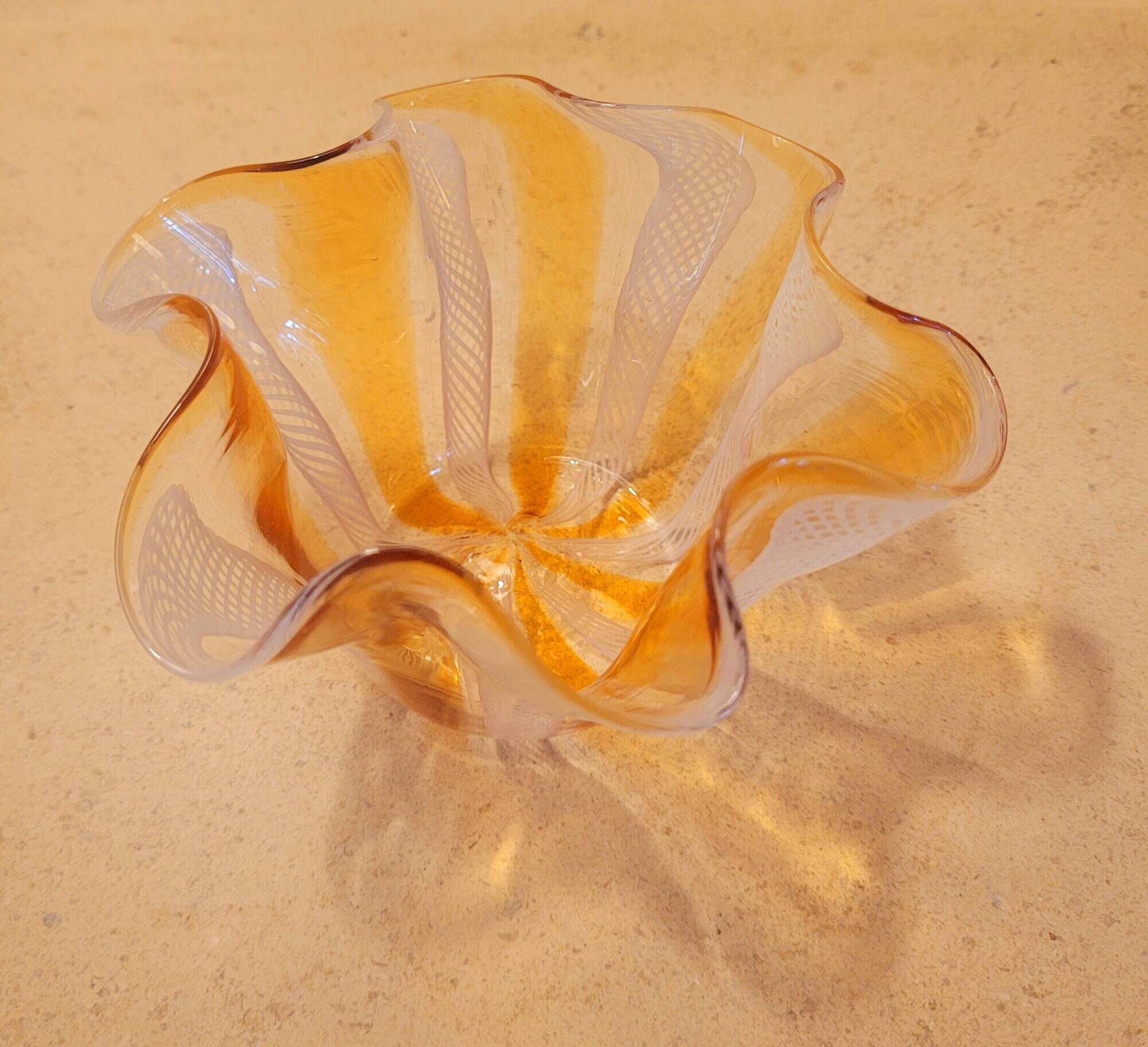 Small vintage handkerchief vase in Murano glass.