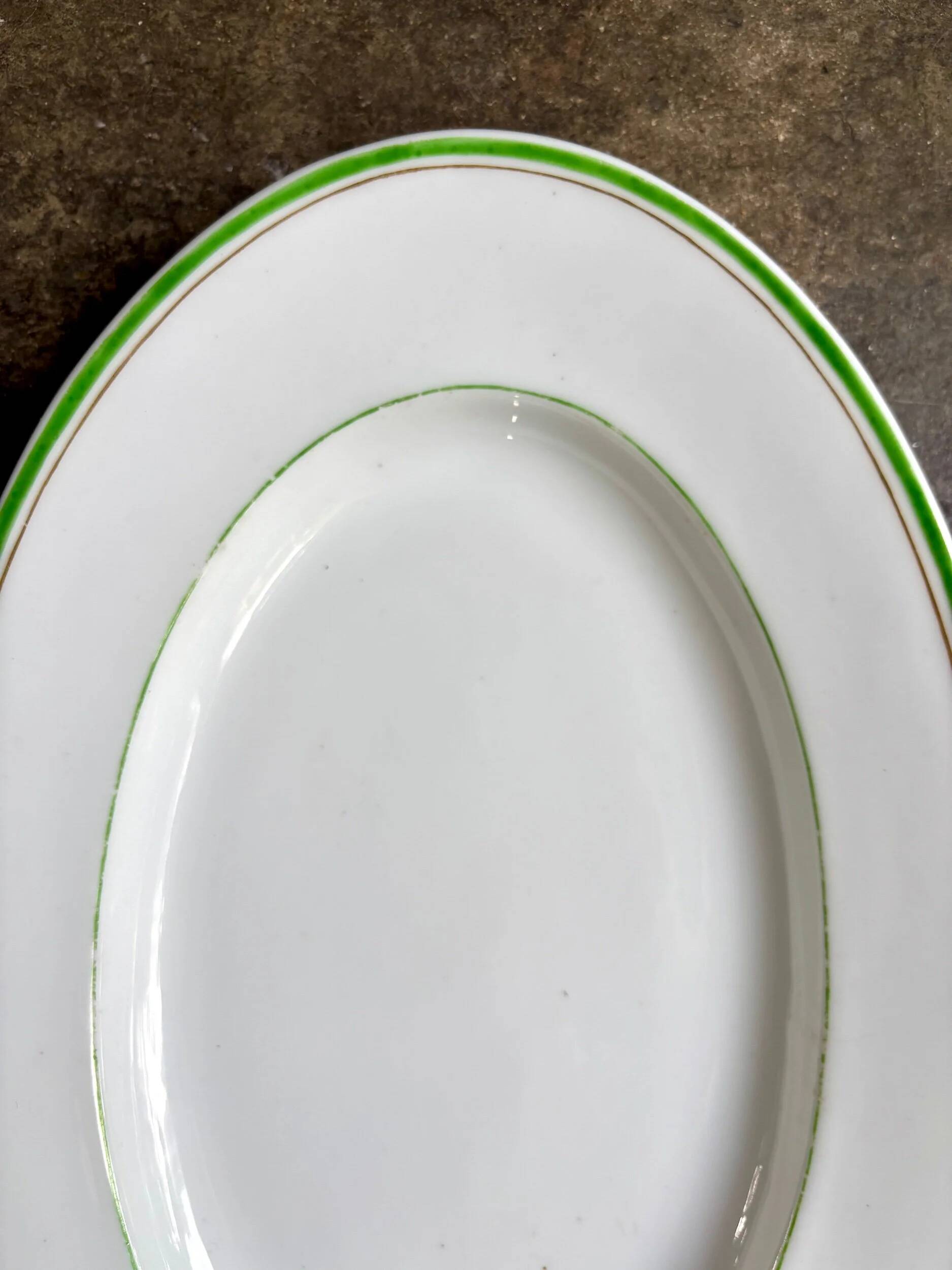 Plat ovale en porcelaine blanche, verte et dorée