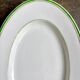 Plat ovale en porcelaine blanche, verte et dorée