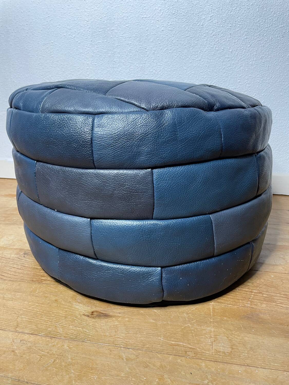 Pouf en cuir patchwork de Sède bleu