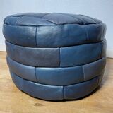 Pouf en cuir patchwork de Sède bleu