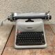 Machine à ecrire Olivetti Lexikon 80 métal gris avec housse vintage