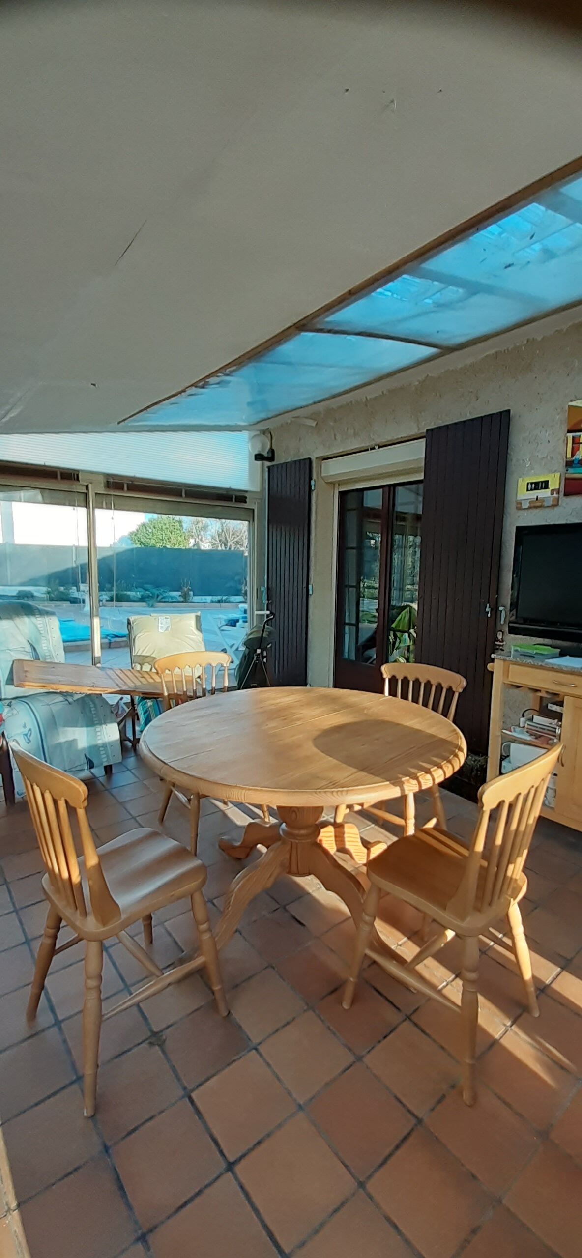 Interior's table and 4 chairs