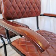 Lot de 4 chaises de salle à manger vintage en cuir matelassé : base en métal noir