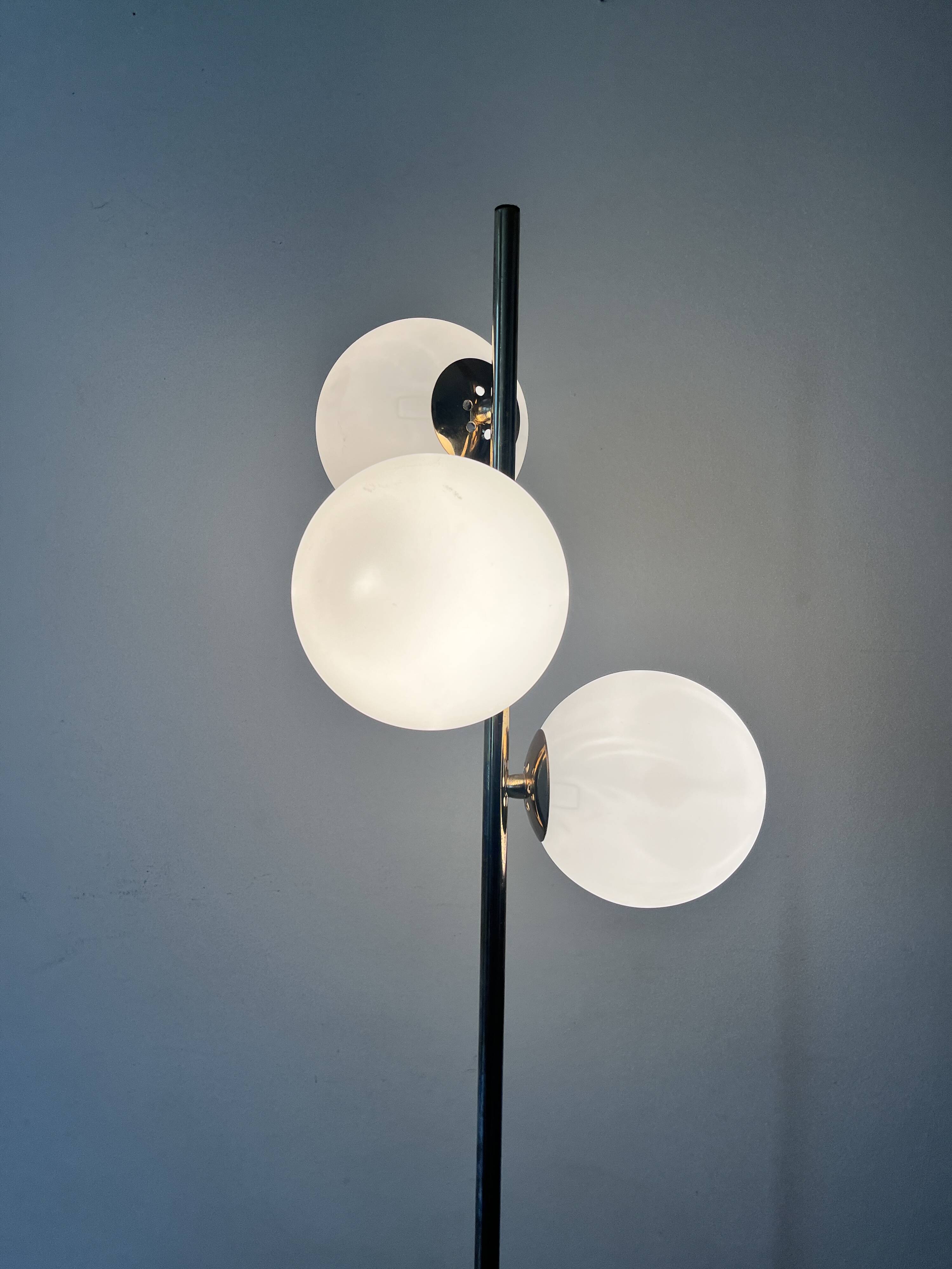 Cluster floor lamp with 3 spherical lamps in gold metal and white glass