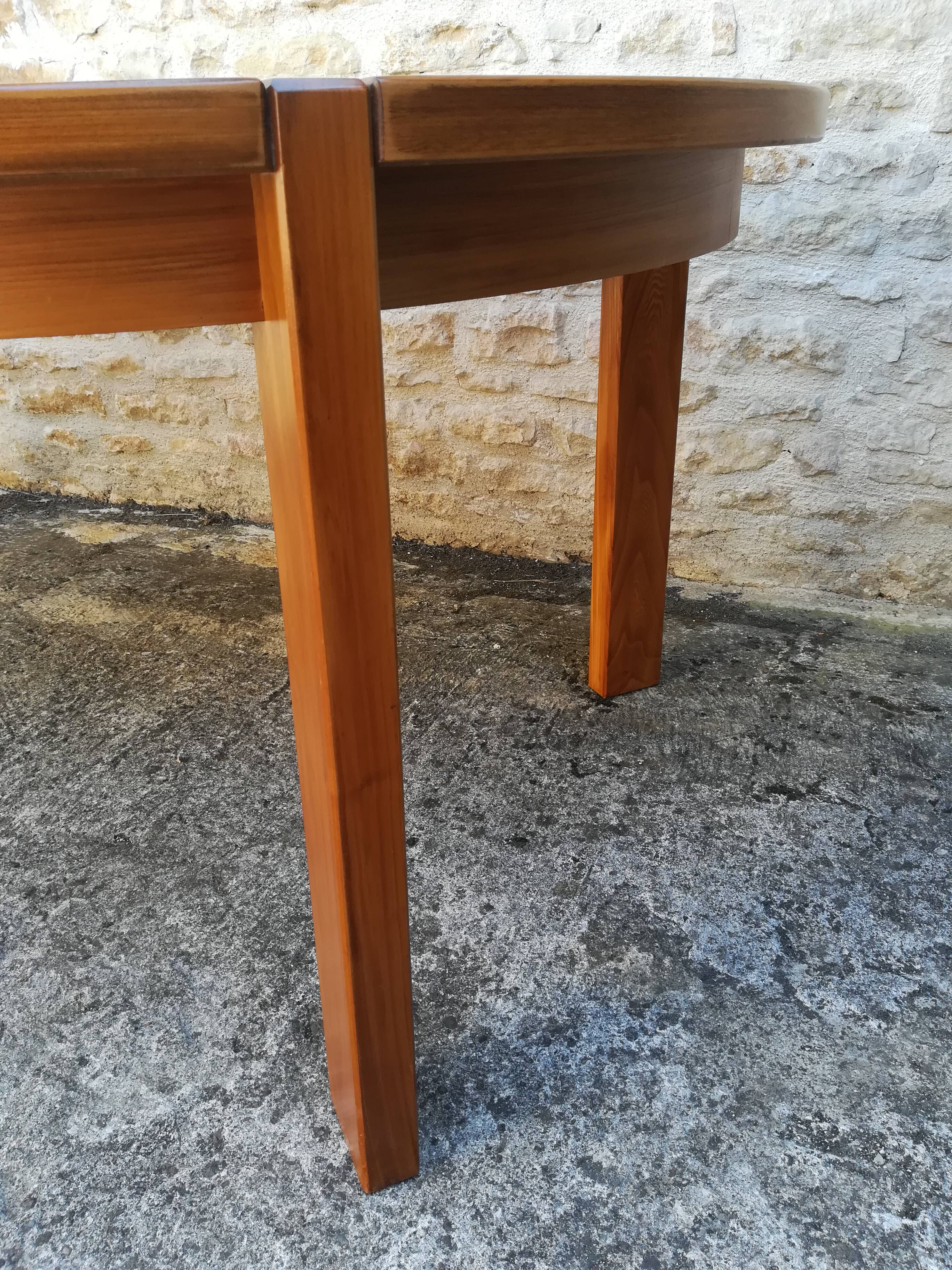 House Regain elm table with two extensions