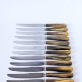Lot de 12 couteaux en corne marbrés marron et beige 1960
