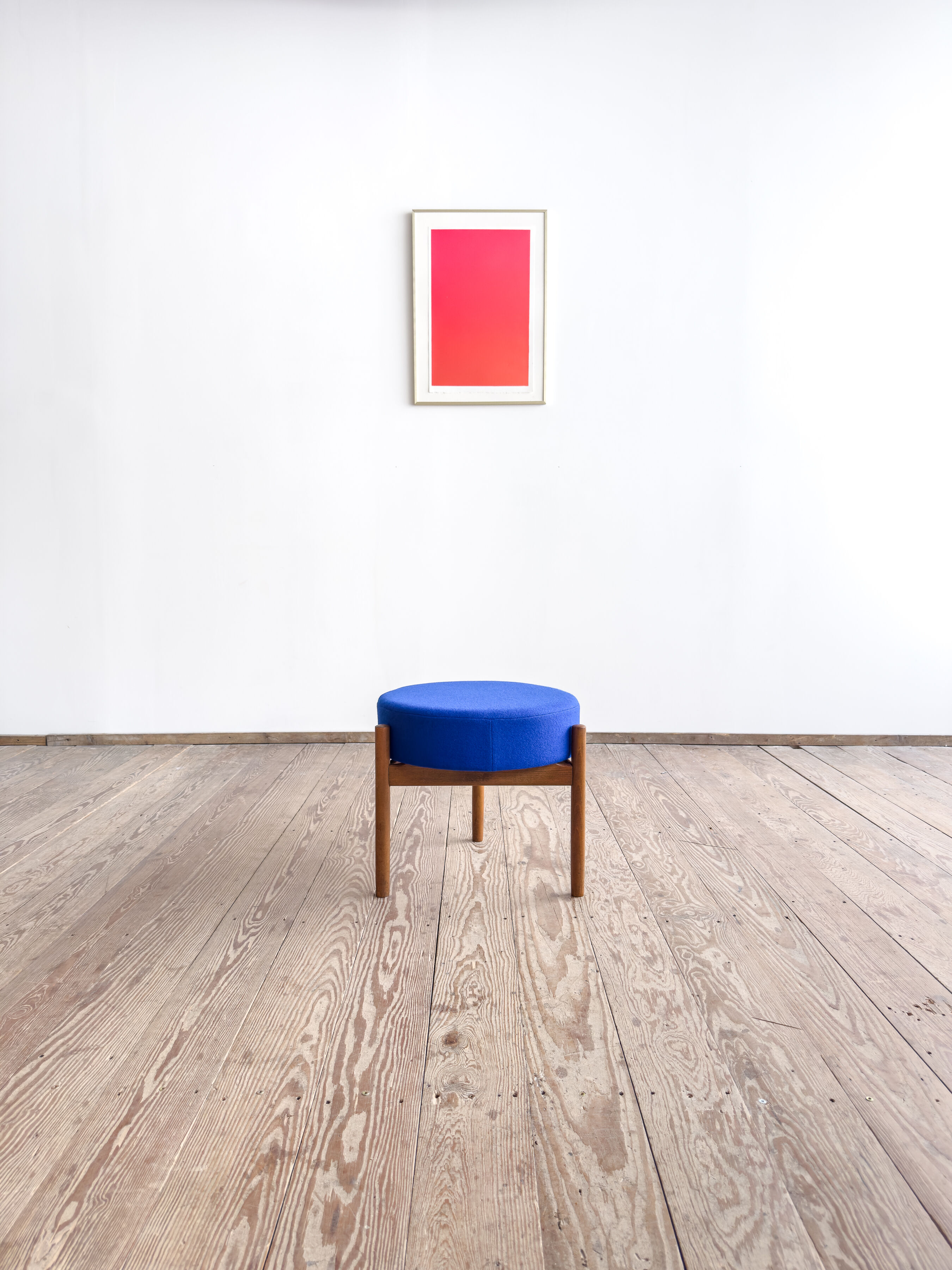 Tabouret Mid-Century en bois avec tissu Kvadrat bleu royal, design danois