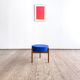 Tabouret Mid-Century en bois avec tissu Kvadrat bleu royal, design danois
