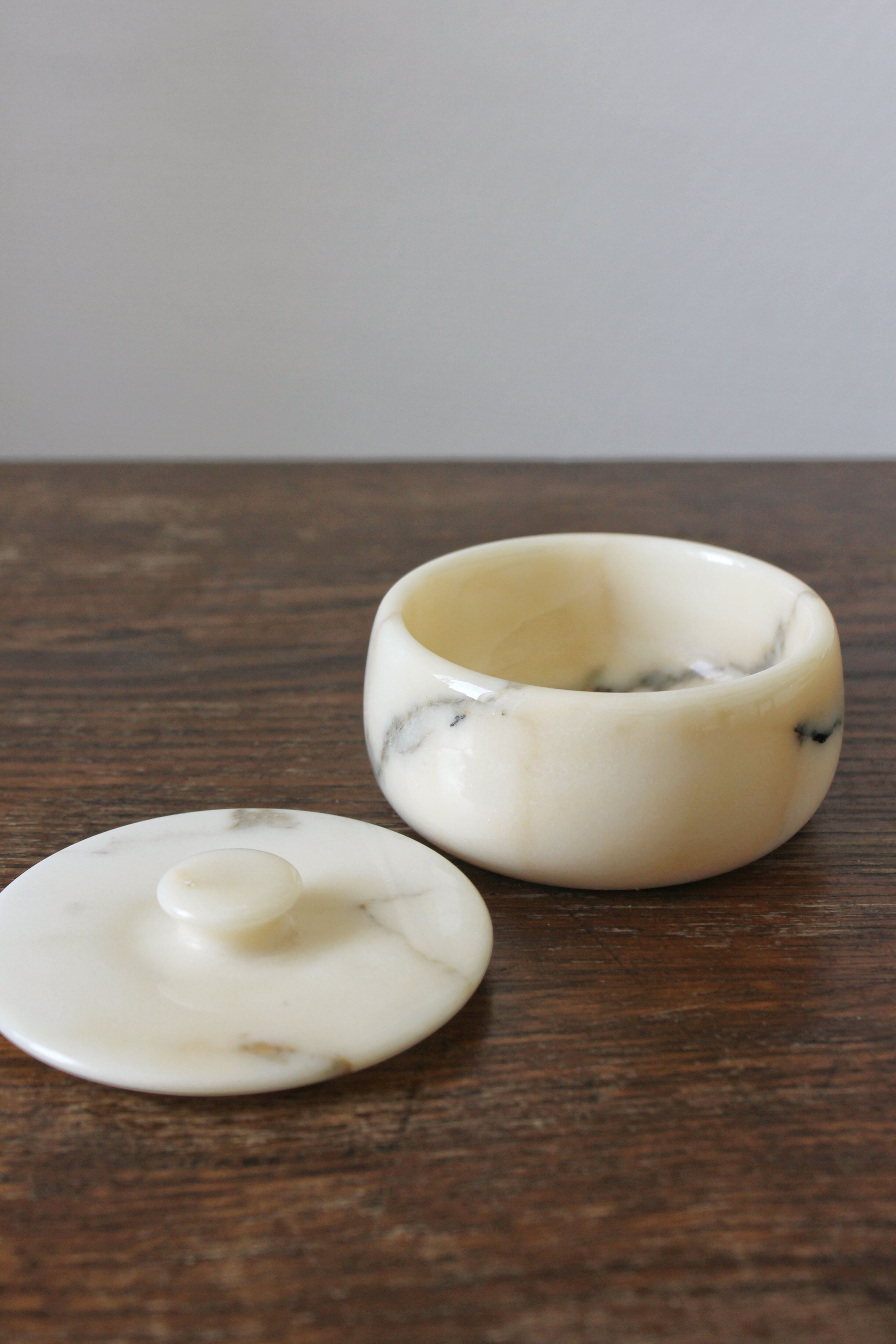 Round box in vintage beige marble