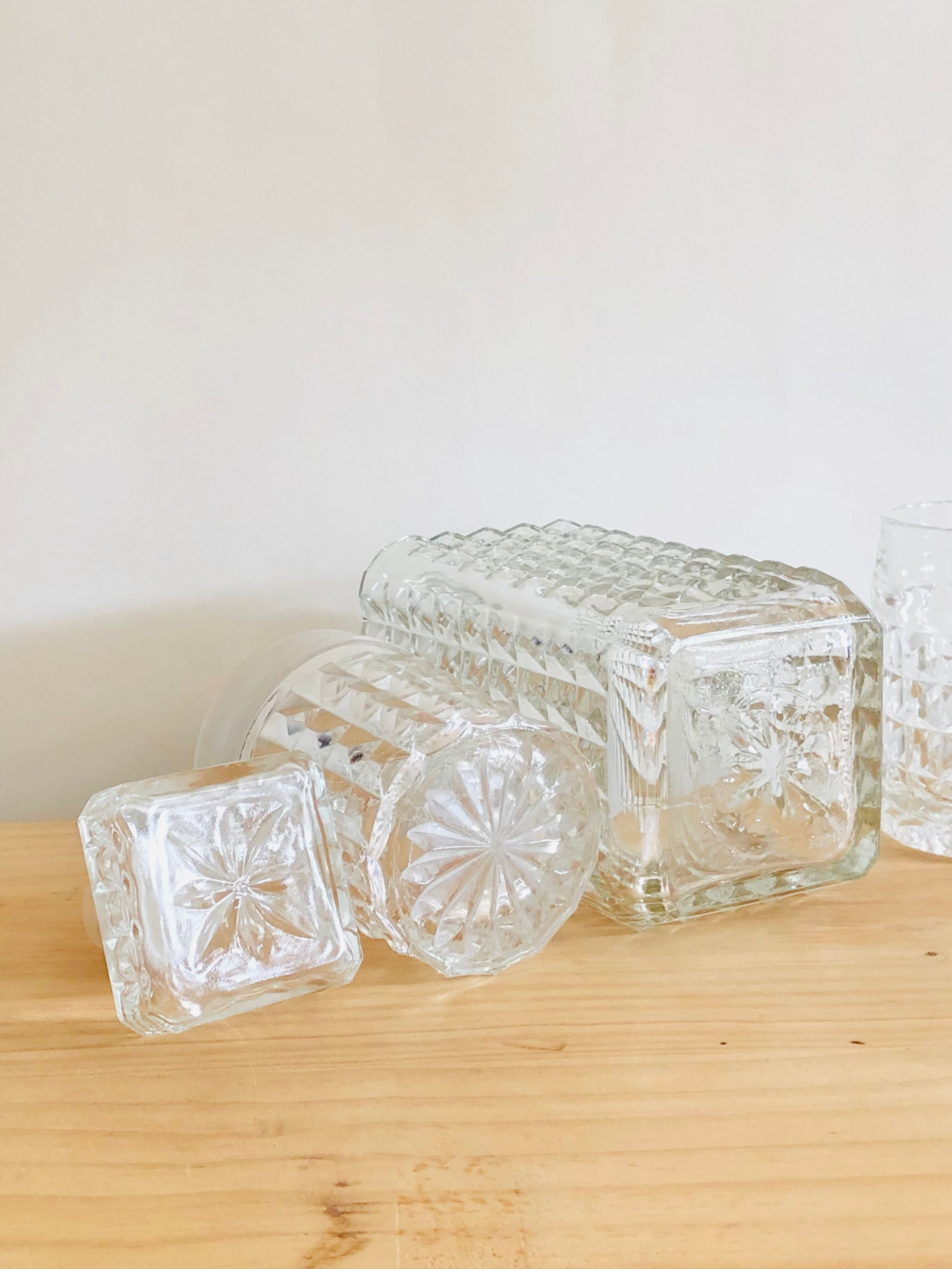 Set five glasses and whiskey decanter in chiseled glass