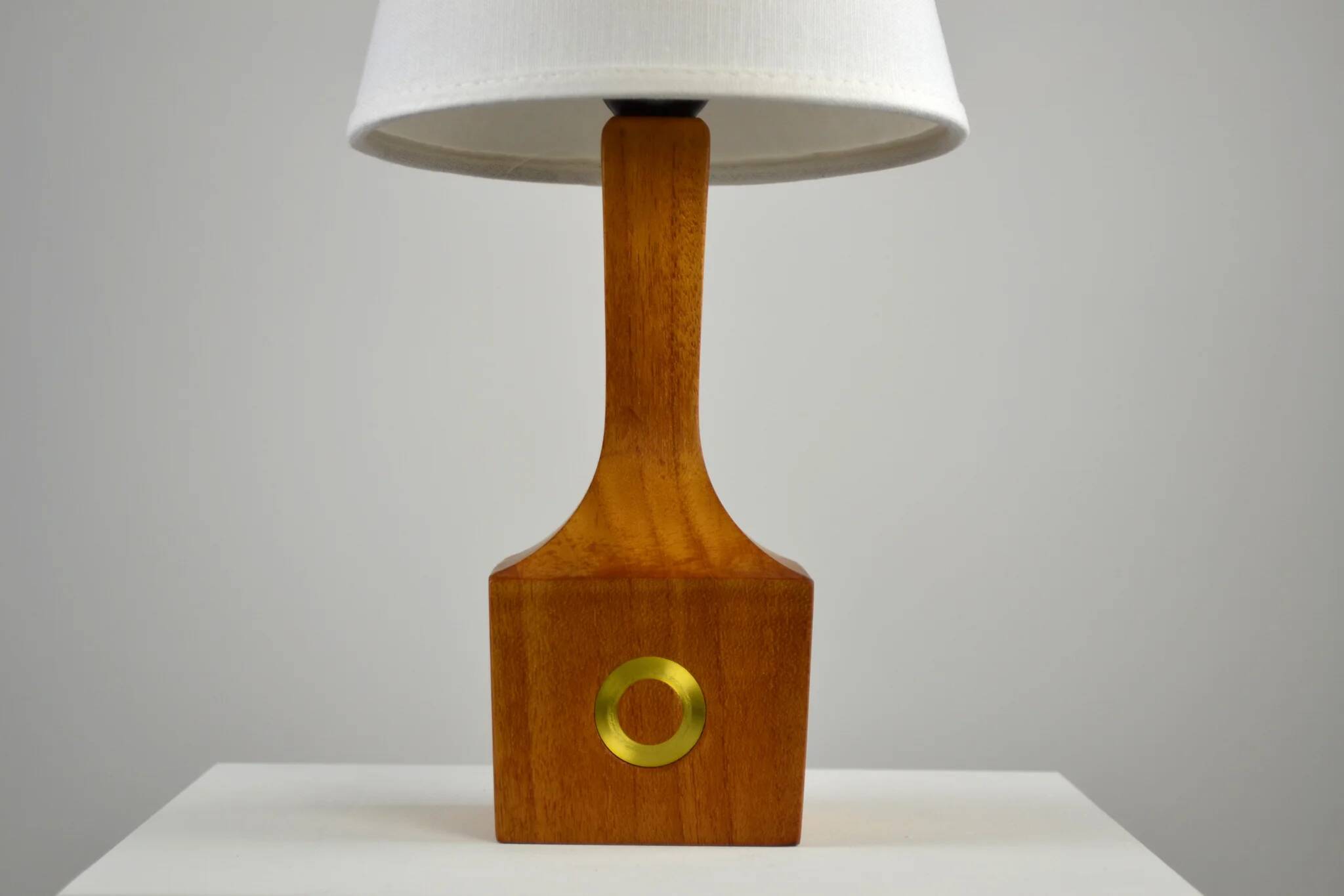 Lampe de table, teck et laiton, années 1960, Suède