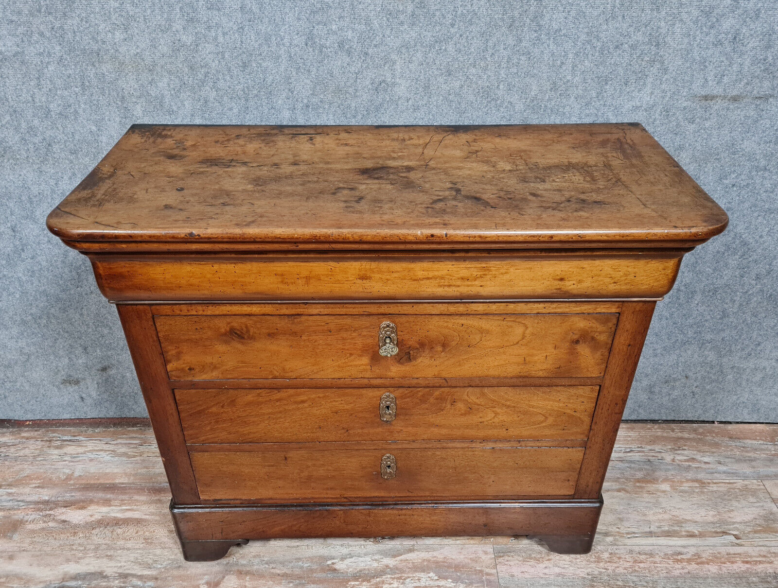 Lady chest of drawers Louis Philippe period in solid walnut around 1830