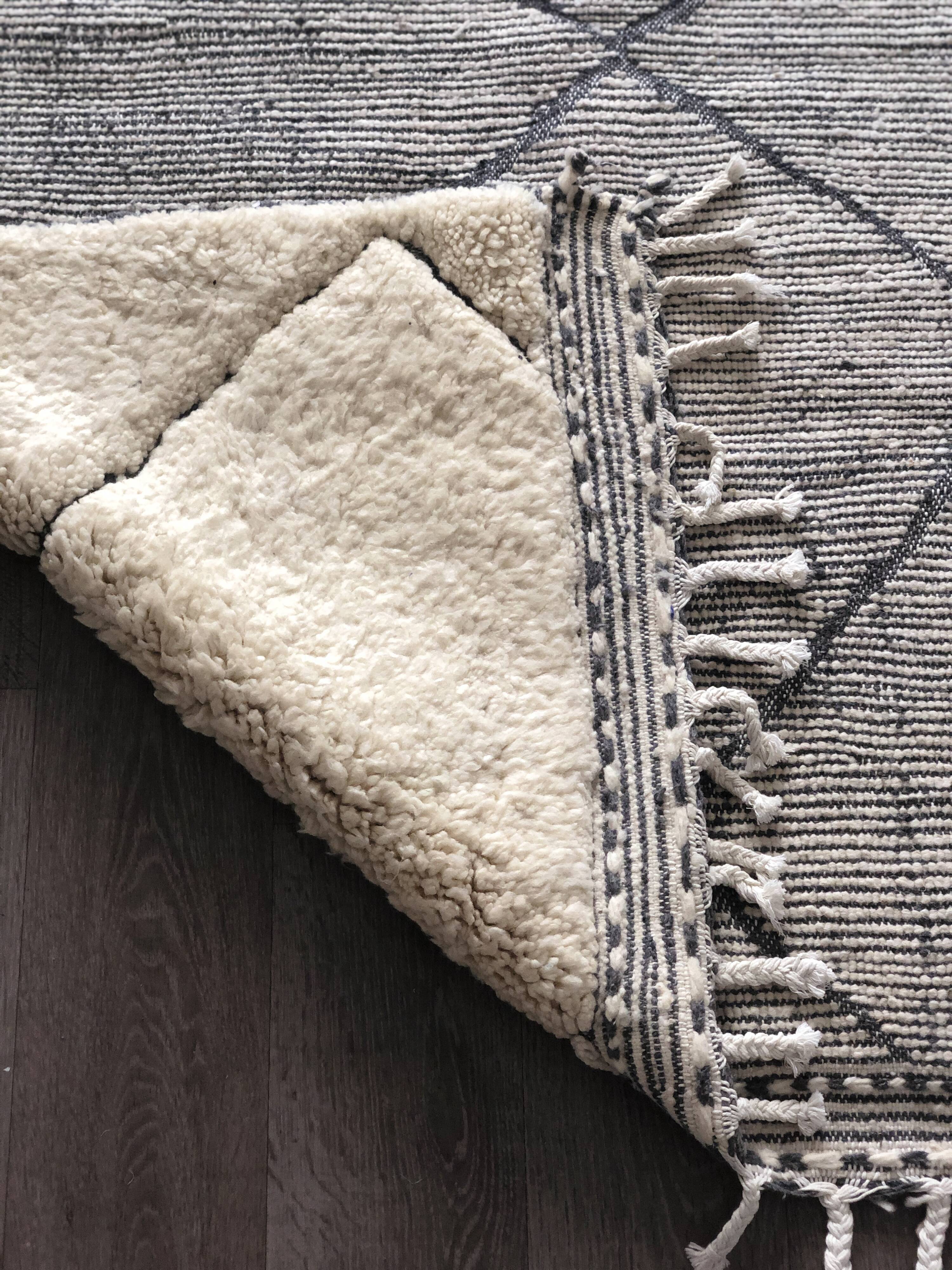 Beni Ouarain white and grey Berber carpet 140x205cm