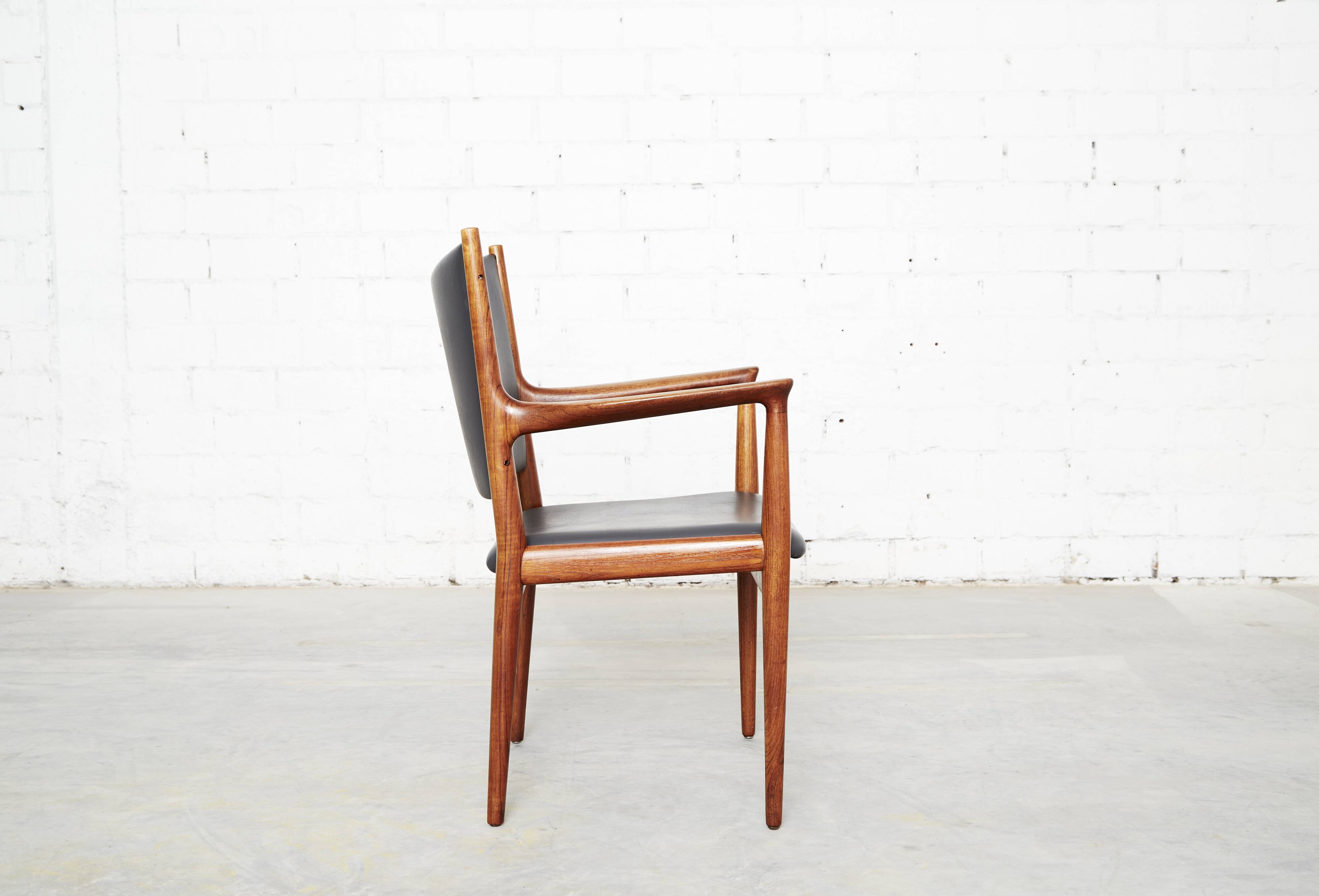 Hans Wegner JH-513 armchair for Johannes Hansen