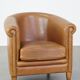 Fauteuil club en cuir de mouton de couleur cognac neutre et en bon état
