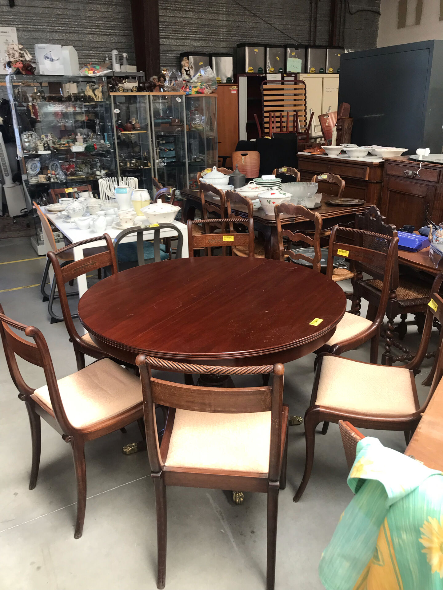 Round extendable dining table for six people, mahogany.