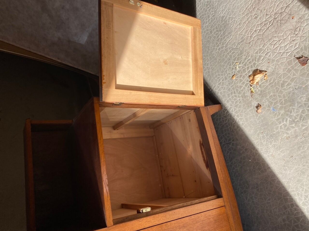 Asymmetrical cabinet