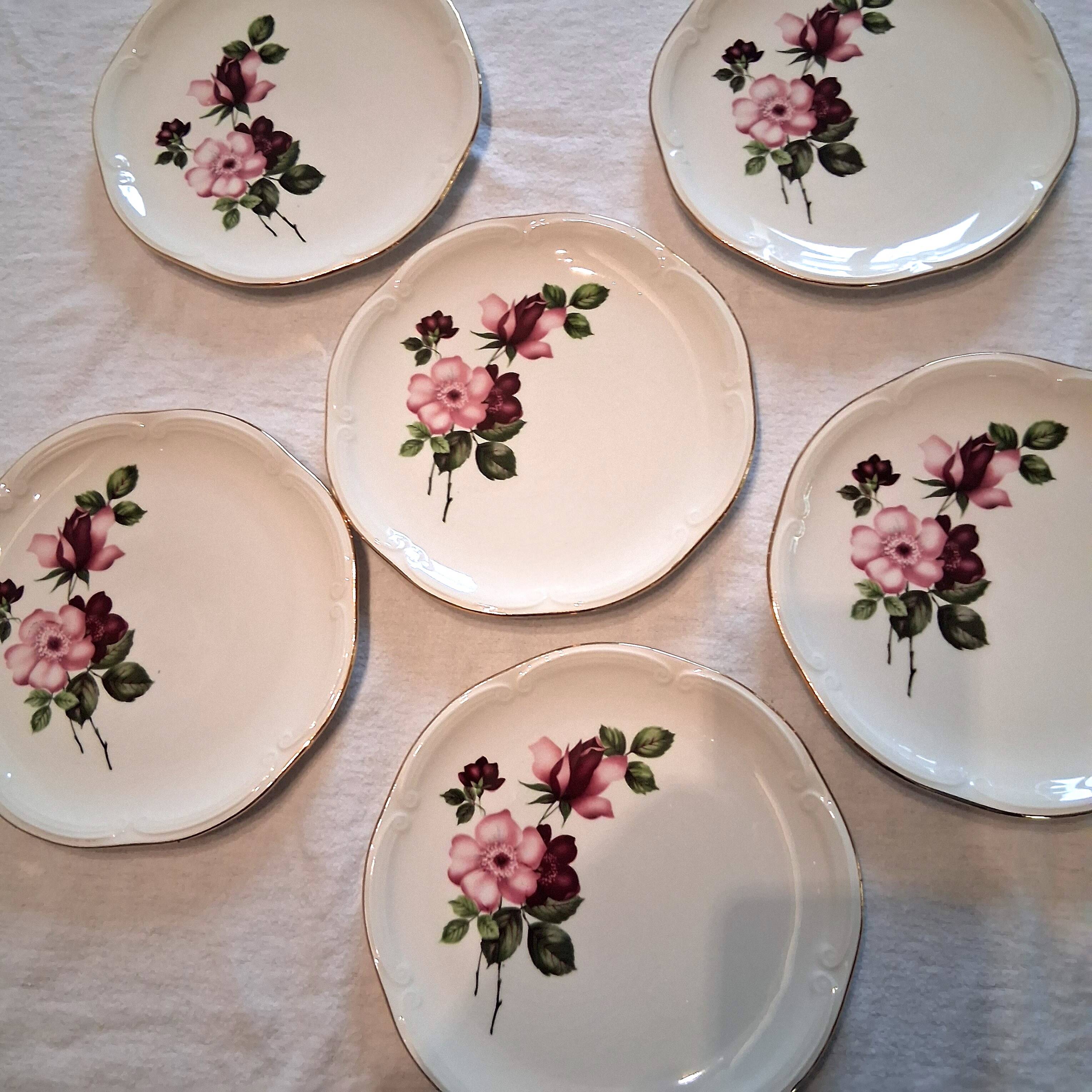 6 dessert plates from Gien model "Chinon" in very good condition.