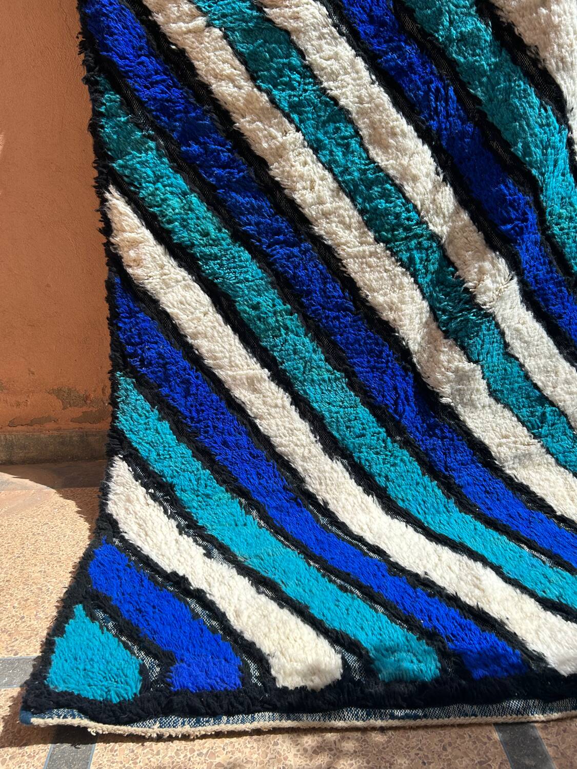 Tapis marocain en laine bleue