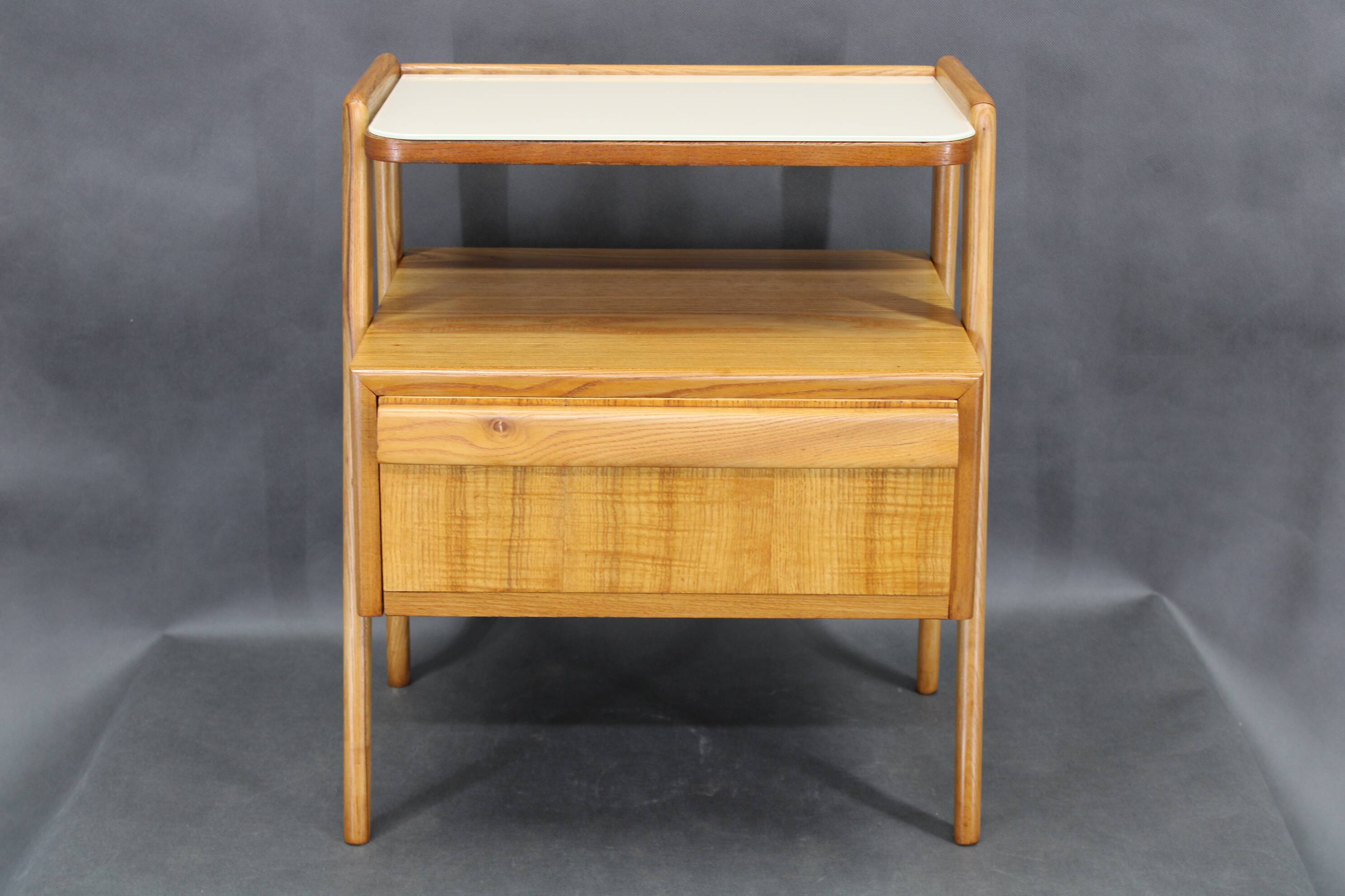 Table de chevet en érable, style milieu du siècle, années 1960, avec étagère en verre opale, restaurée, Tchécoslovaquie