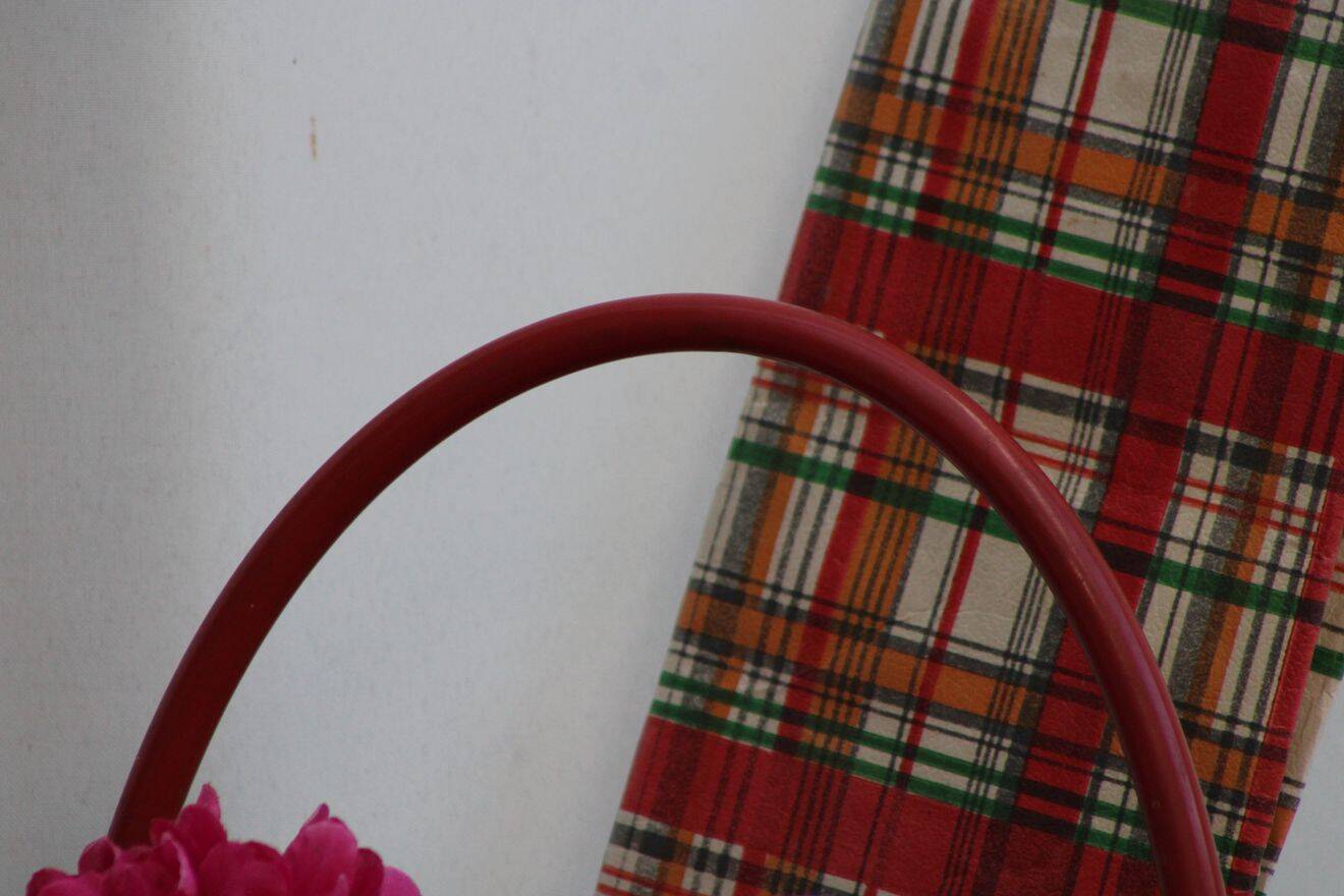 Wicker basket and scoubidou