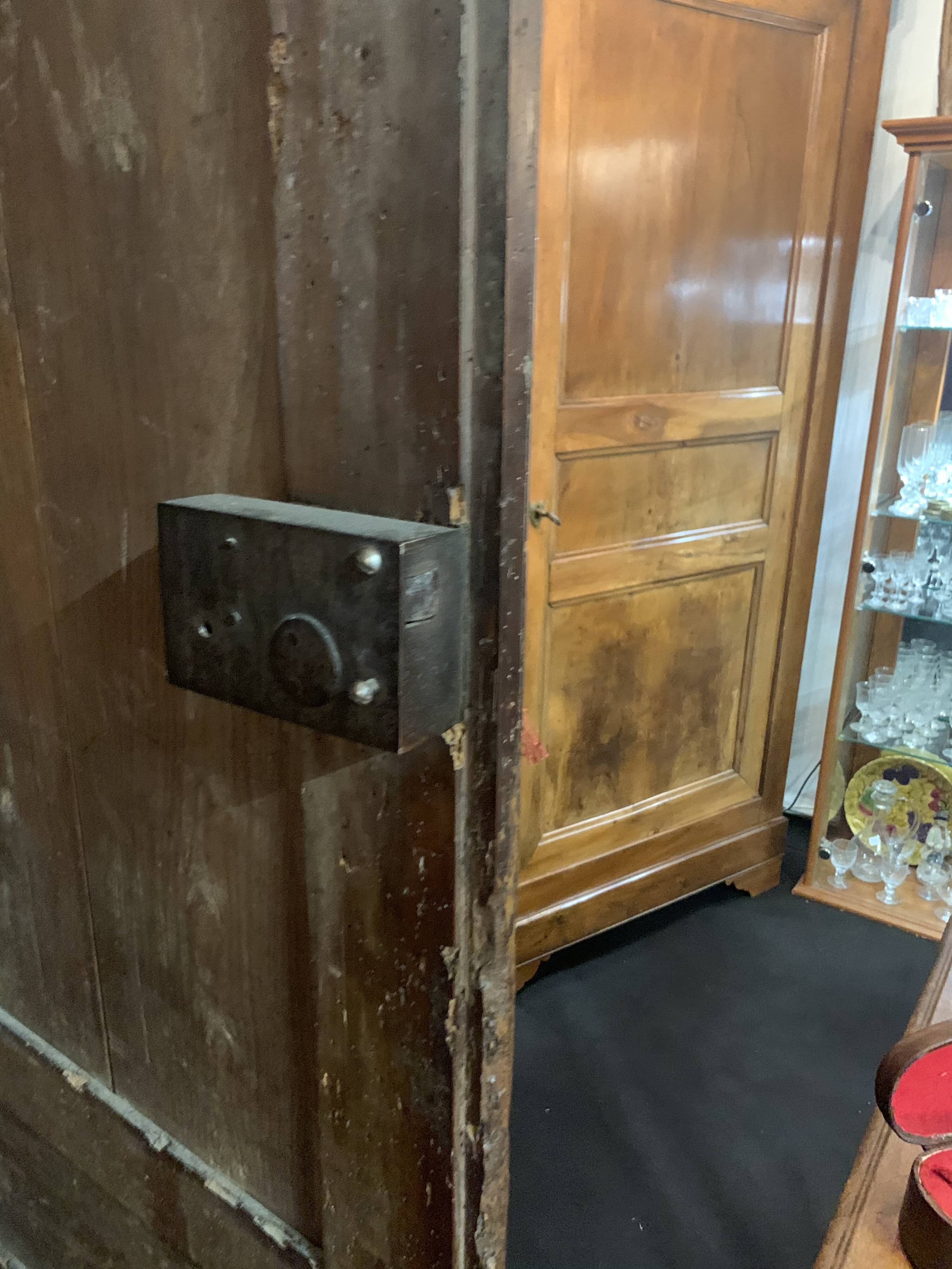 Armoire Louis XIV en noyer