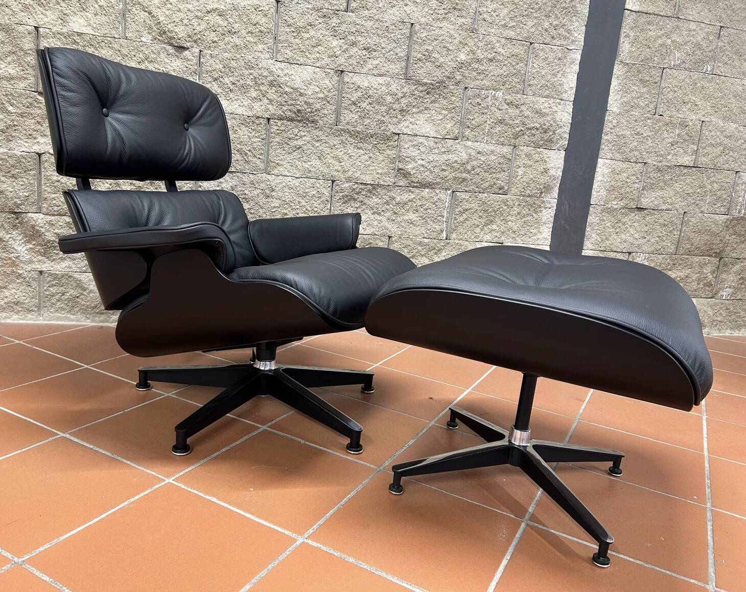 Charles Eames lounge chair All black