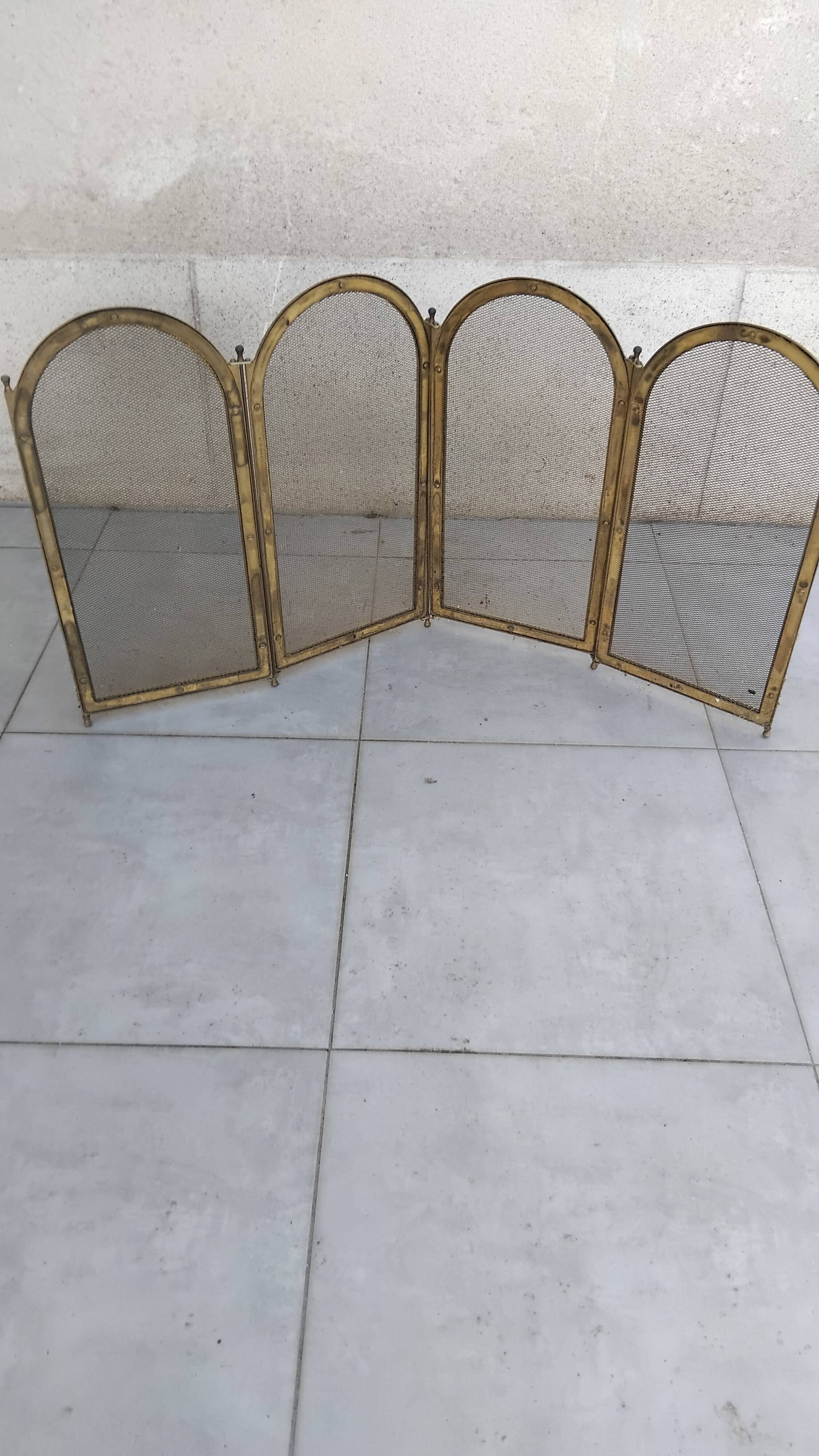 Neoclassical style fire screen with 4 panels and mesh.