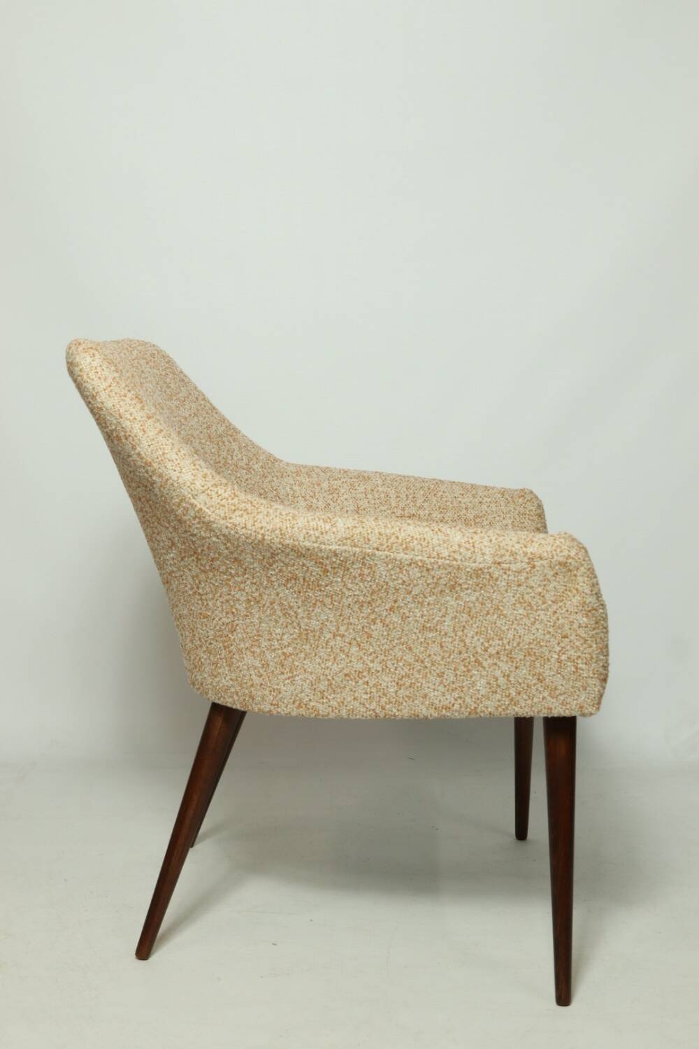 Modern fauteuil en bois orange polka dot bouclé tissus 1960 cocktail fauteuil de salon