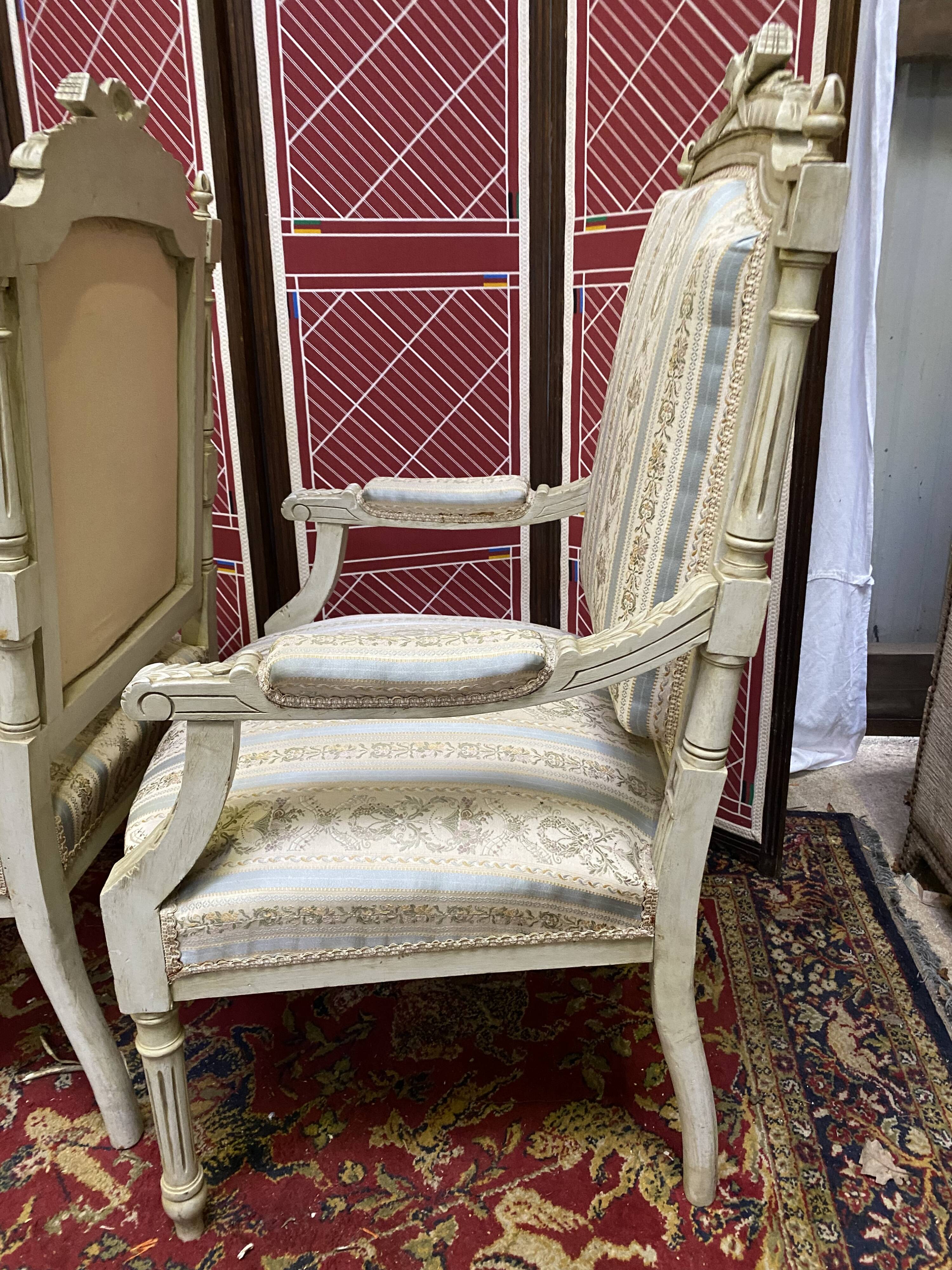 Paire de fauteuils style Louis XVl sculptés avec tissus et soieries d’origine