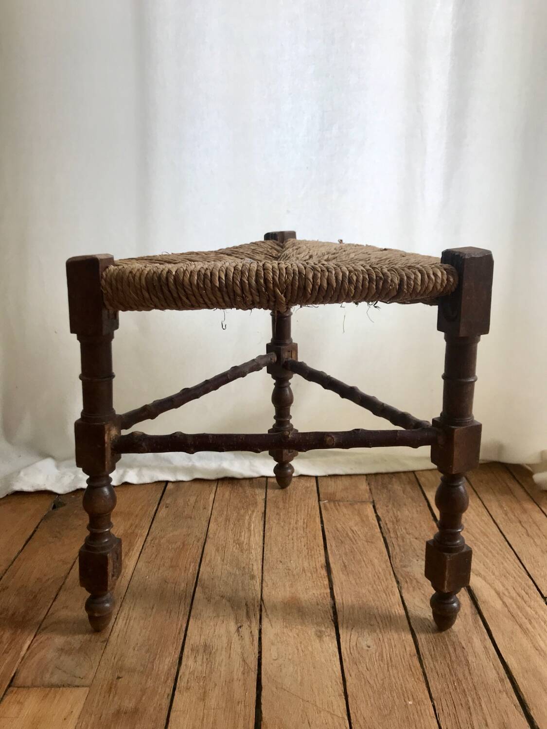 Old Provençal-style mulched tripod stool
