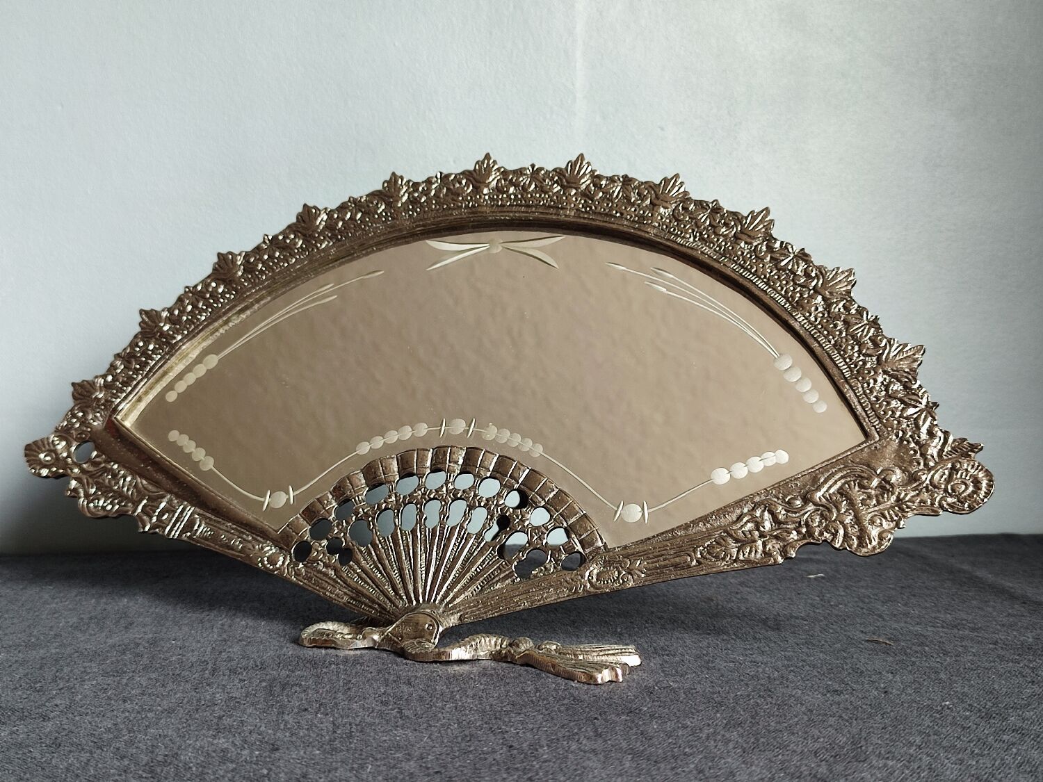 Table mirror vintage engraved glass fan