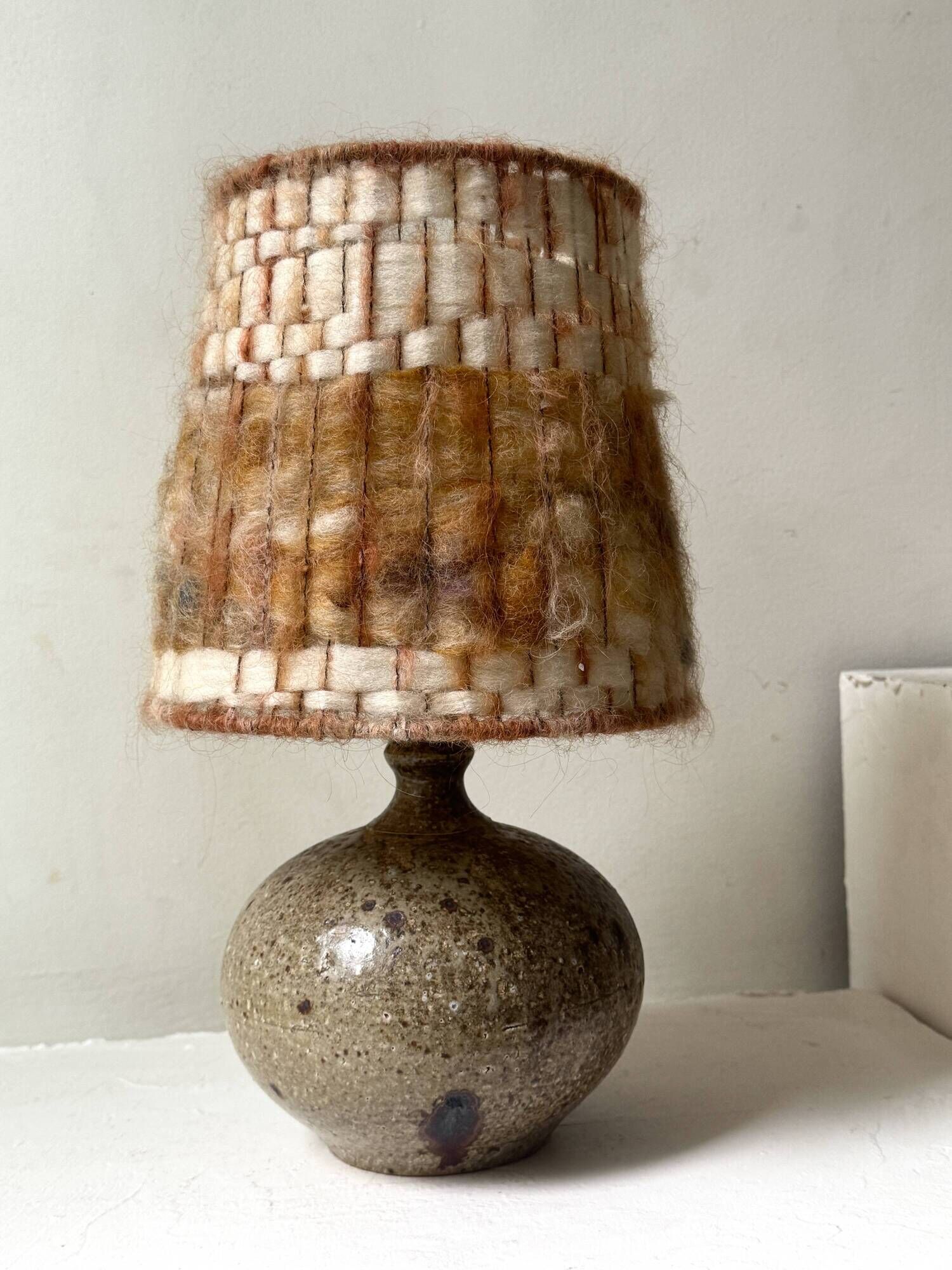 Ceramic table lamp in chamotte stoneware & wool, Alain Blanchard 1970
