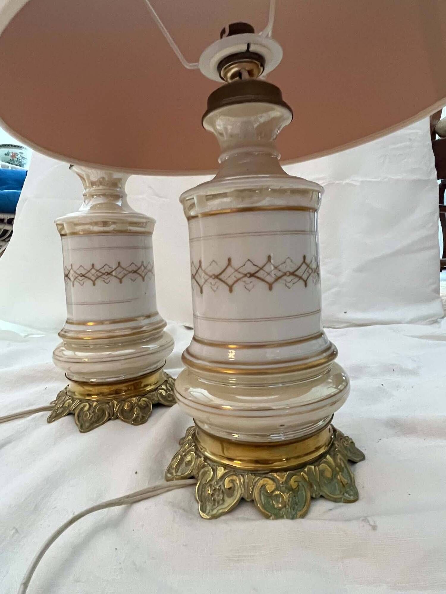 Lot including 2 oil lamps from the 19th century, equipped with their electric wire.