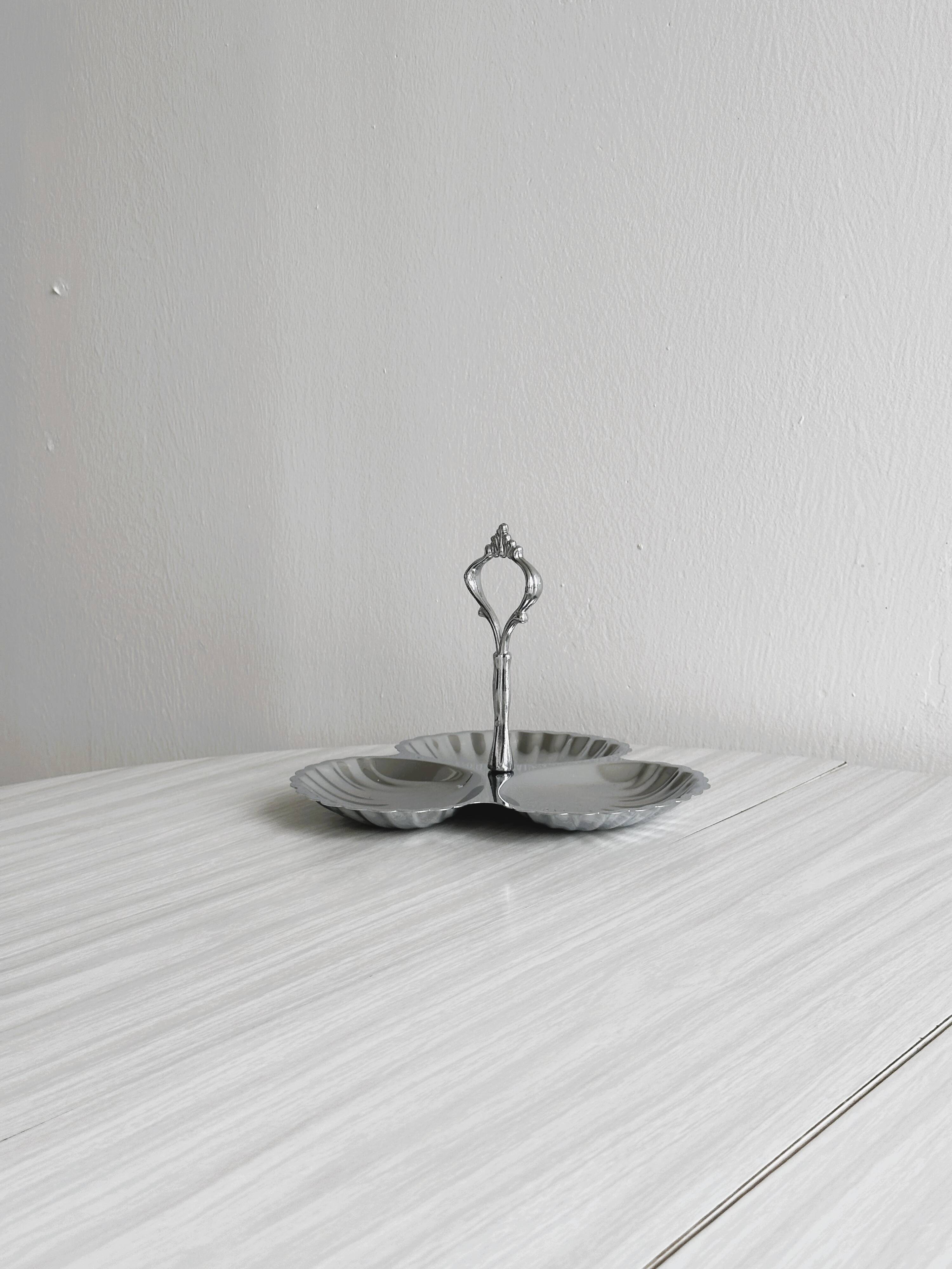 Compartmentalized dish in light metal